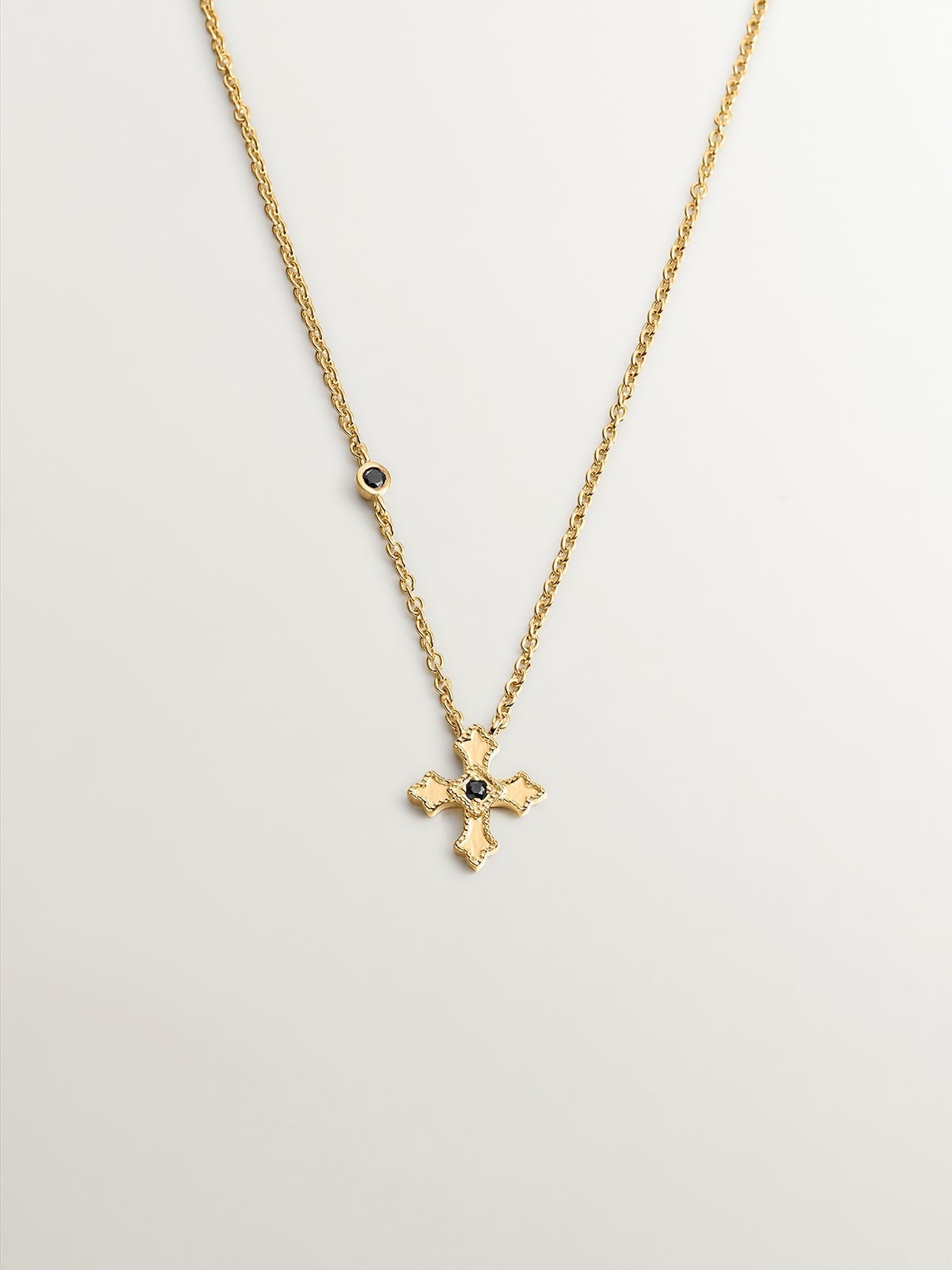 Colgante de plata 925 bañada en oro amarillo de 18K con cruz pequeña y espinelas