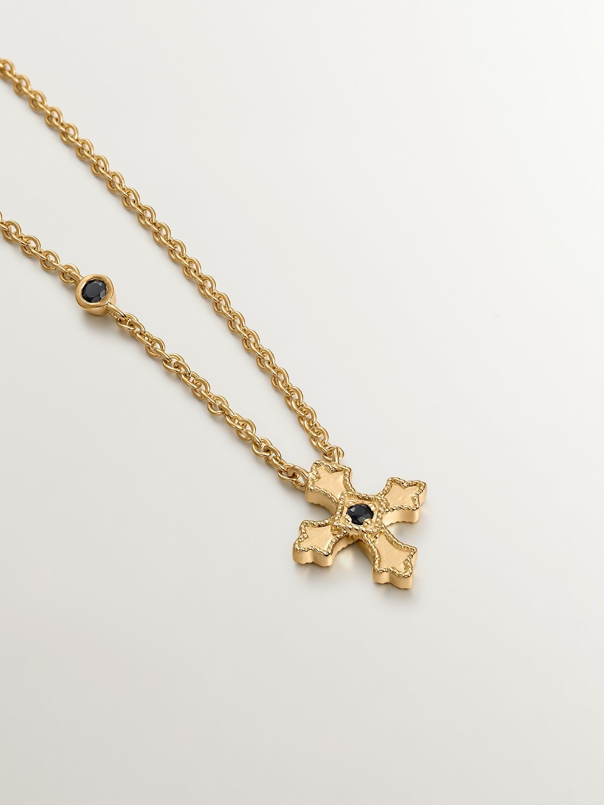 Colgante de plata 925 bañada en oro amarillo de 18K con cruz pequeña y espinelas