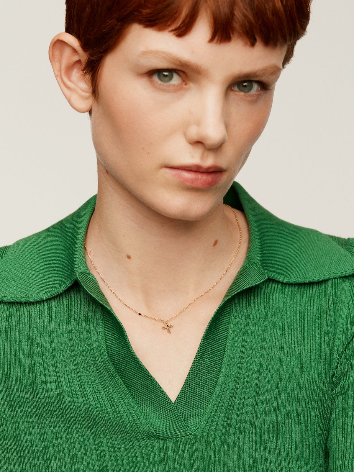 Colgante de plata 925 bañada en oro amarillo de 18K con cruz pequeña y espinelas