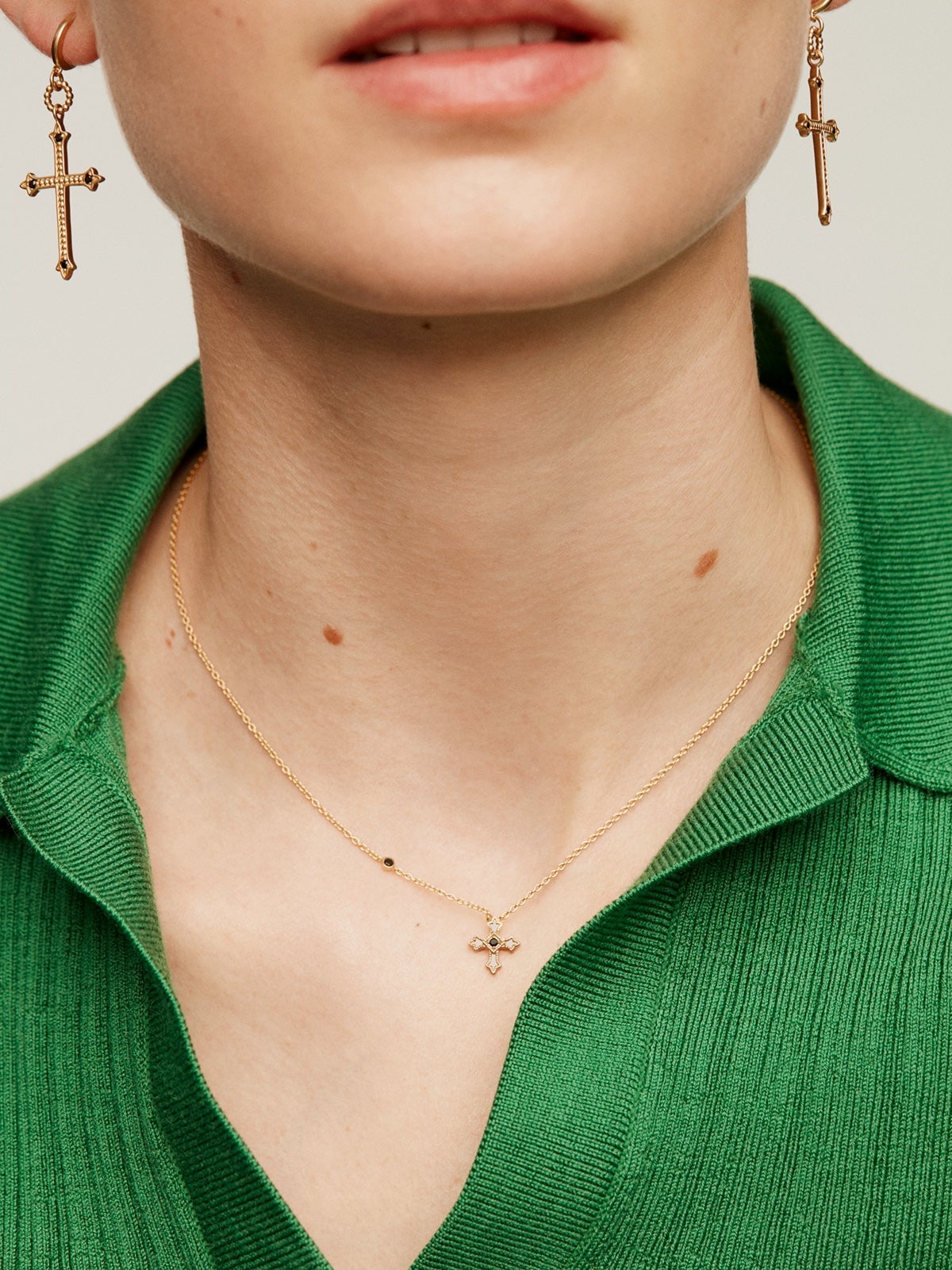 Colgante de plata 925 bañada en oro amarillo de 18K con cruz pequeña y espinelas