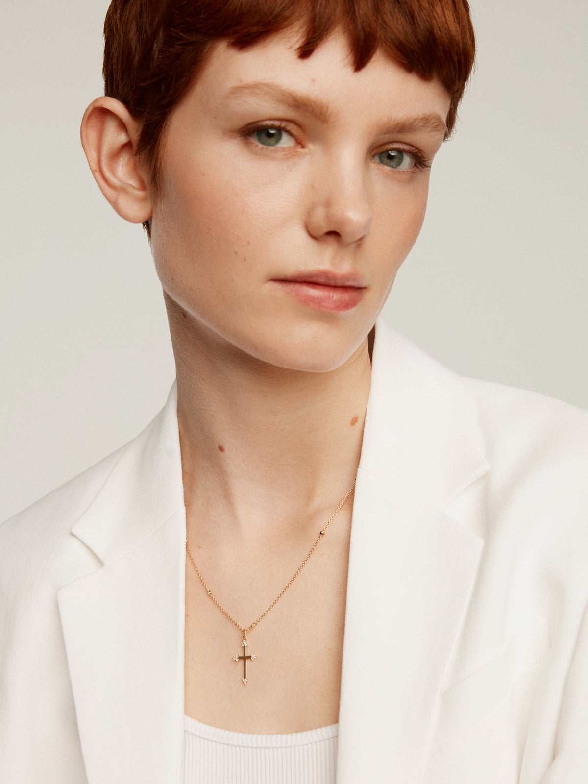 Colgante de plata 925 bañada en oro amarillo de 18K con cruz y topacios blancos