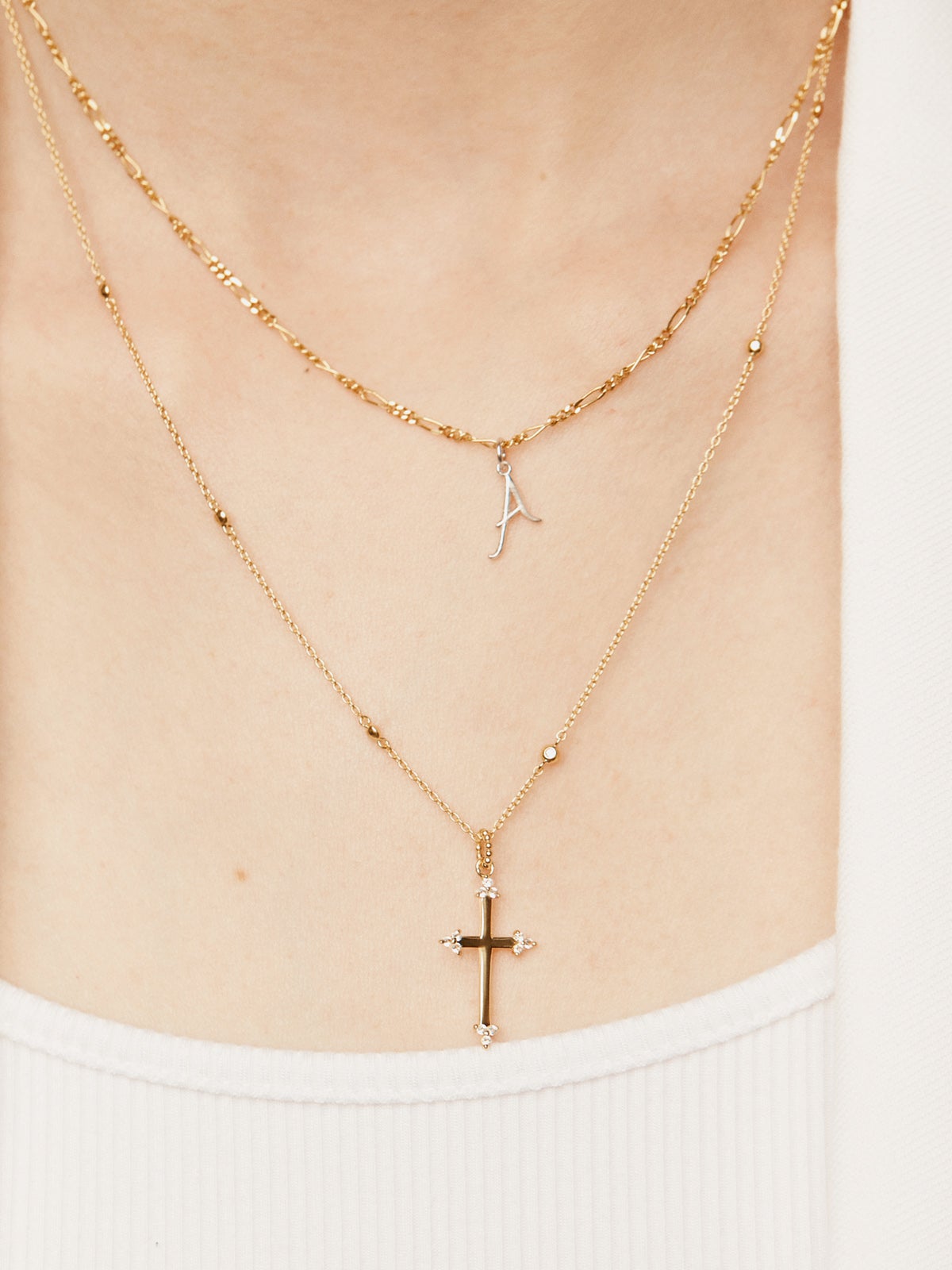 Colgante de plata 925 bañada en oro amarillo de 18K con cruz y topacios blancos