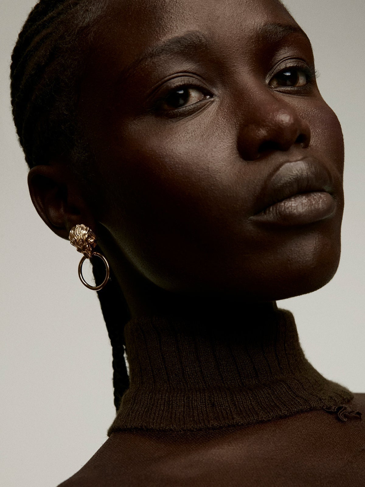 Pendientes de plata 925 bañada en oro amarillo de 18K con aro y cabeza de león