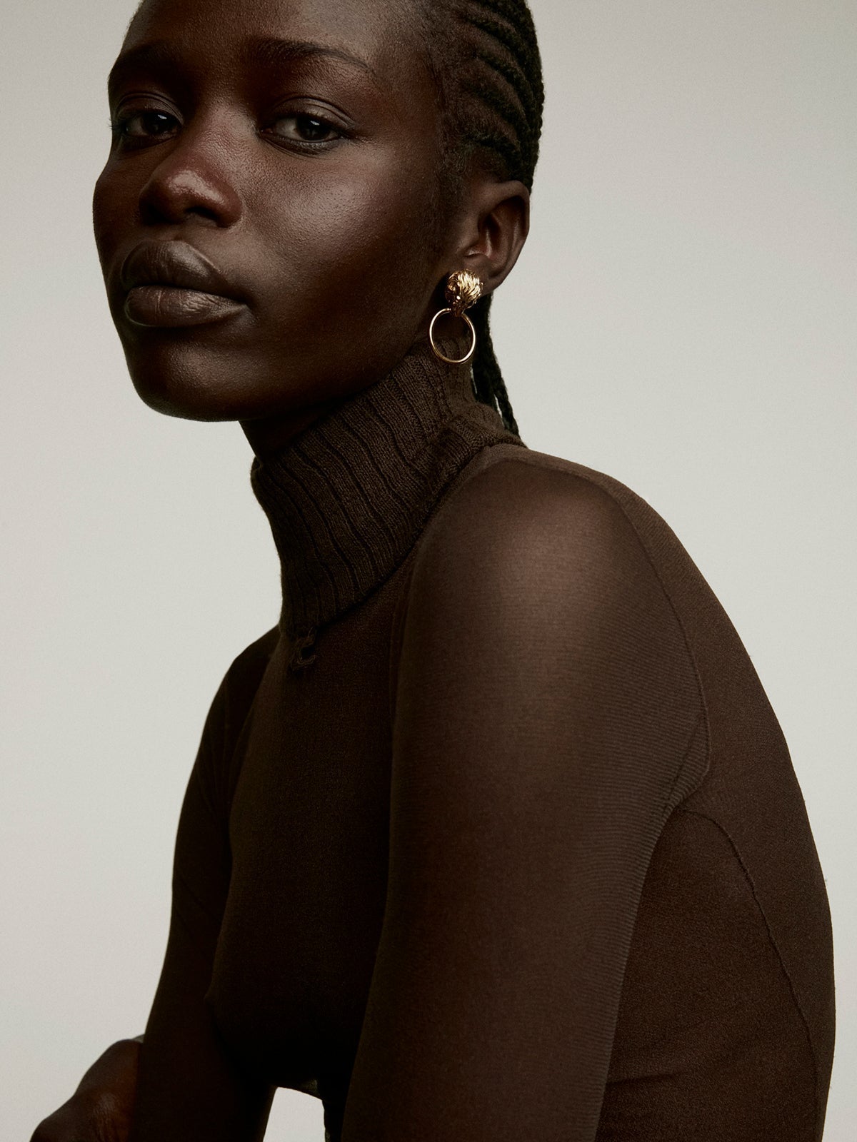 Pendientes de plata 925 bañada en oro amarillo de 18K con aro y cabeza de león