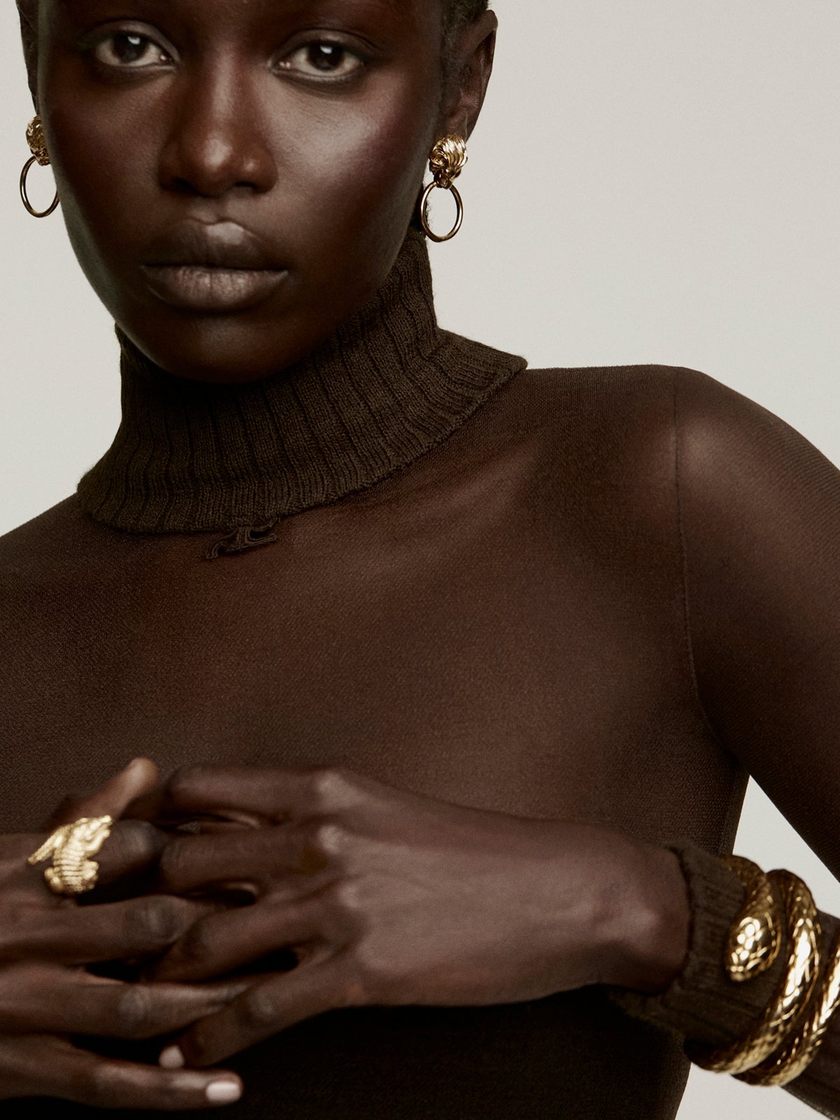 Pendientes de plata 925 bañada en oro amarillo de 18K con aro y cabeza de león