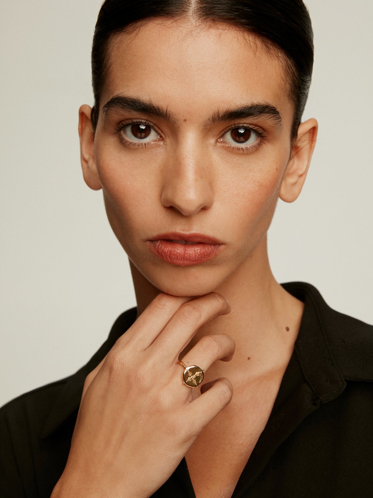 Anillo de plata 925 bañada en oro amarillo de 18K con forma de medalla