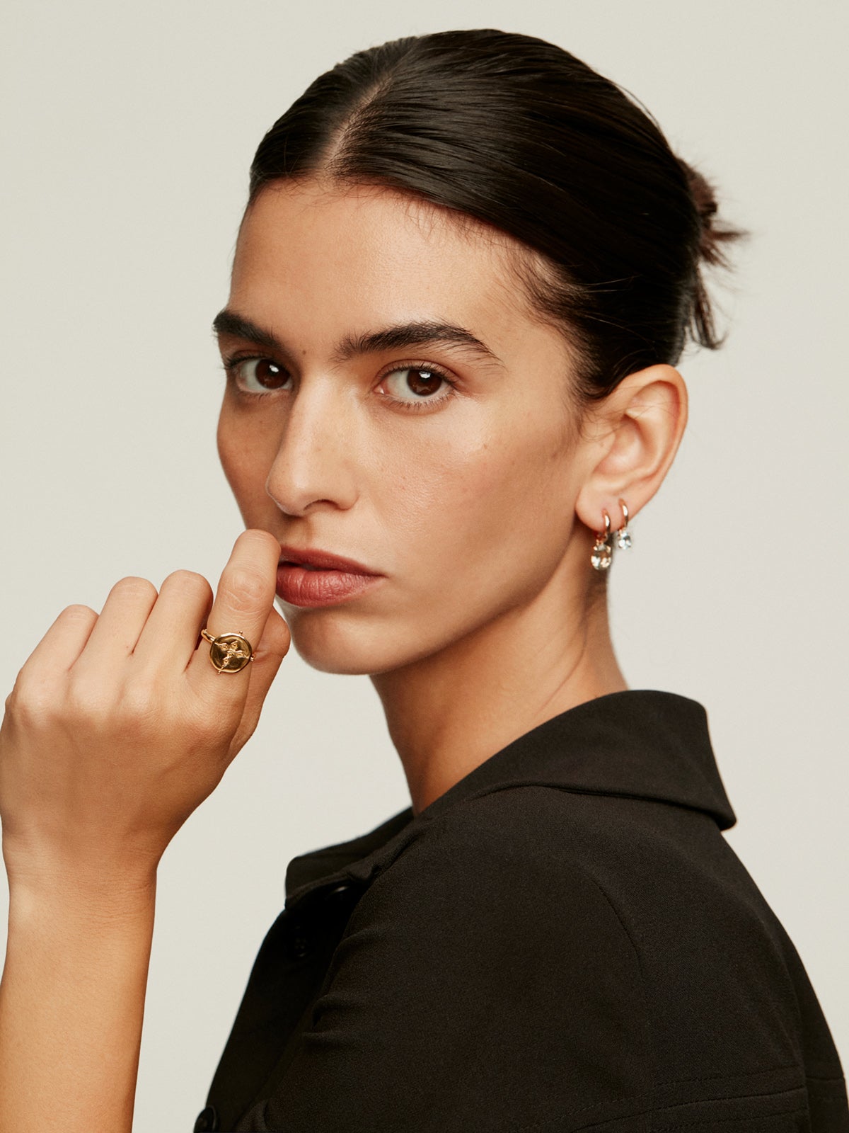 Anillo de plata 925 bañada en oro amarillo de 18K con forma de medalla