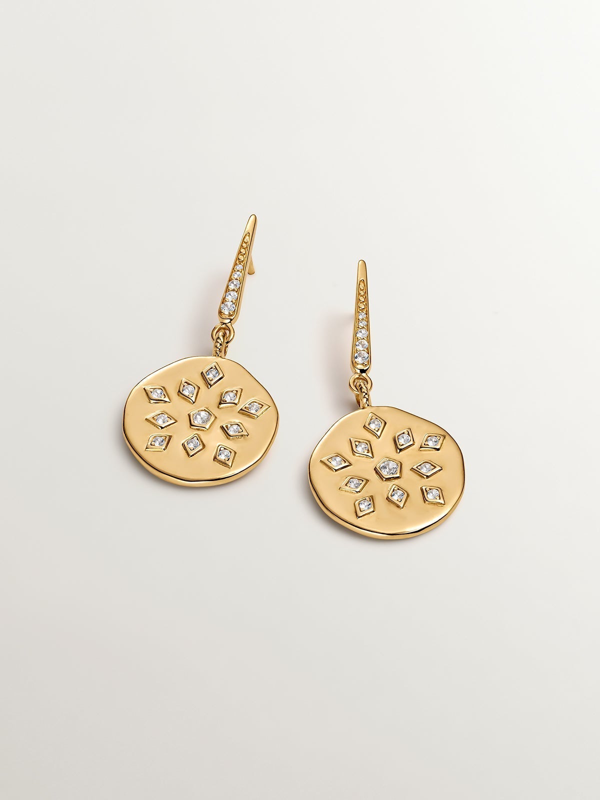 Pendientes de plata 925 bañada en oro amarillo de 18K con forma de medalla irregular y topacios blancos