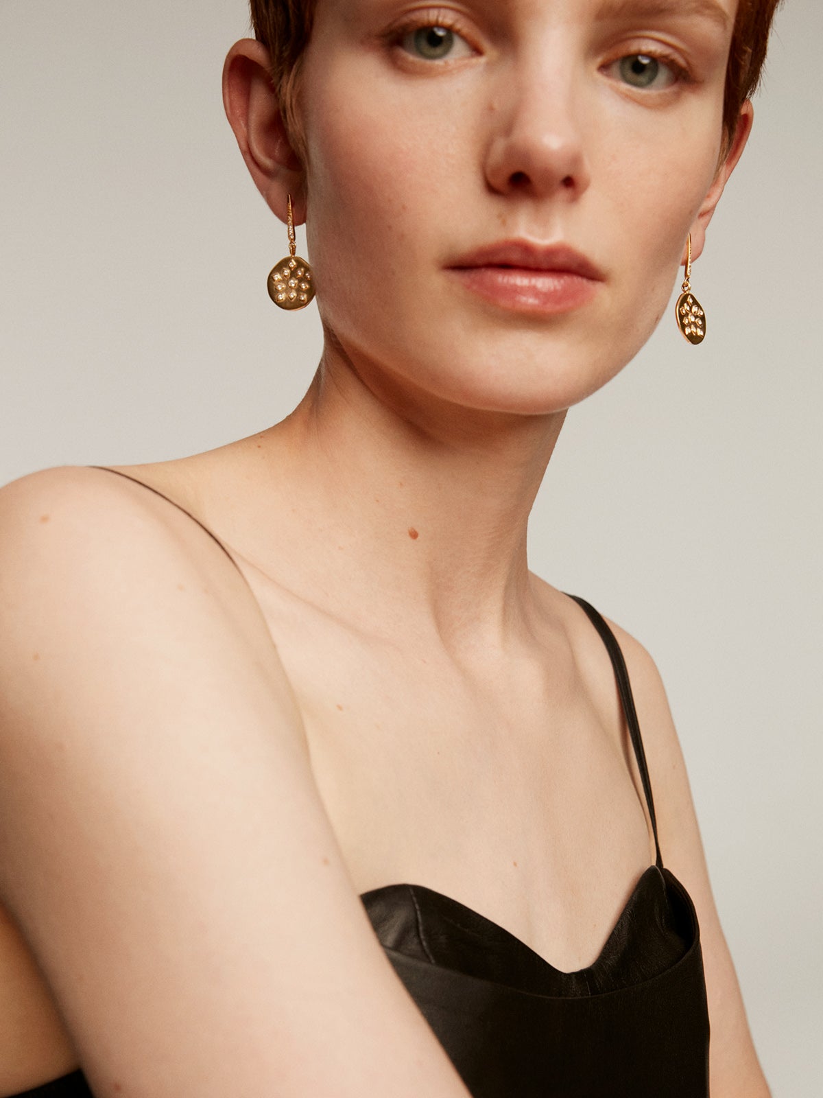 Pendientes de plata 925 bañada en oro amarillo de 18K con forma de medalla irregular y topacios blancos