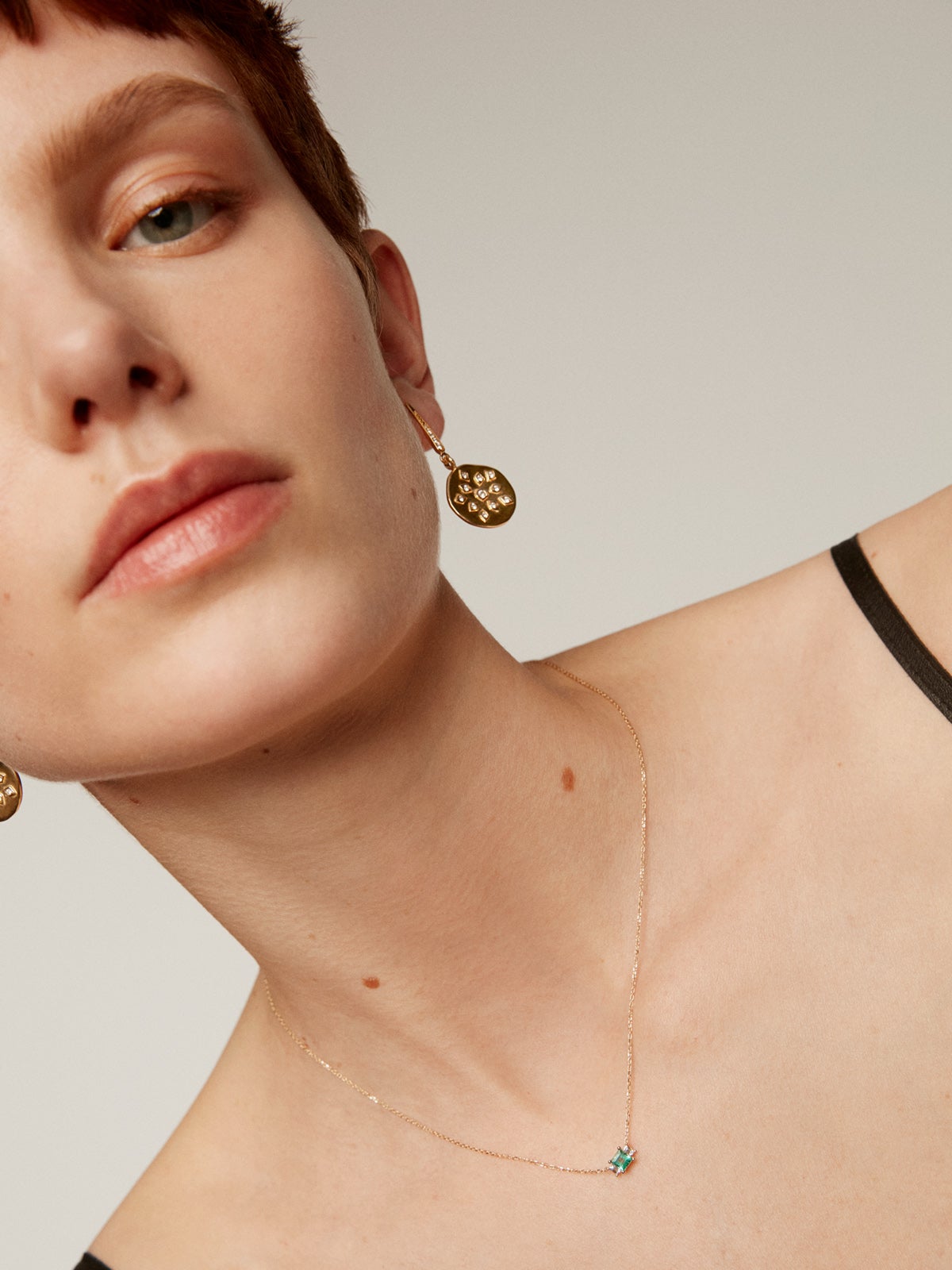 Pendientes de plata 925 bañada en oro amarillo de 18K con forma de medalla irregular y topacios blancos