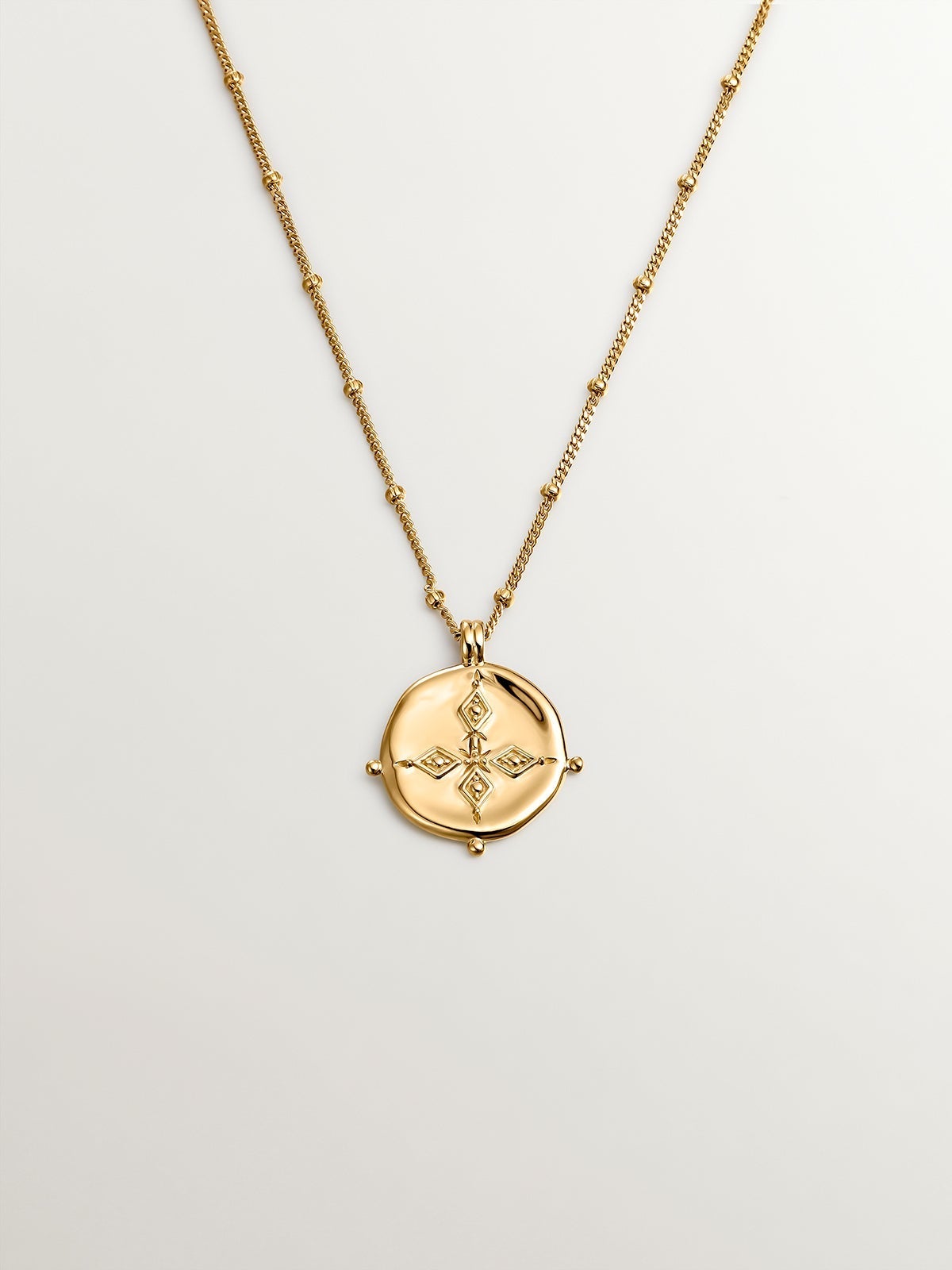 Colgante de plata 925 bañada en oro amarillo de 18K con medalla estilo antiguo