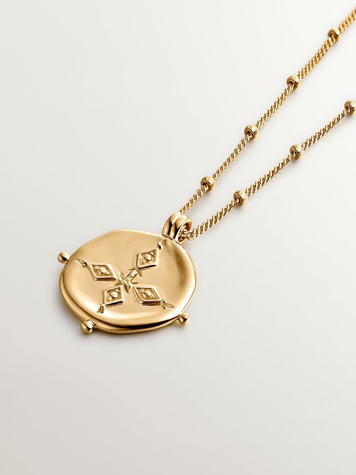 Colgante de plata 925 bañada en oro amarillo de 18K con medalla estilo antiguo