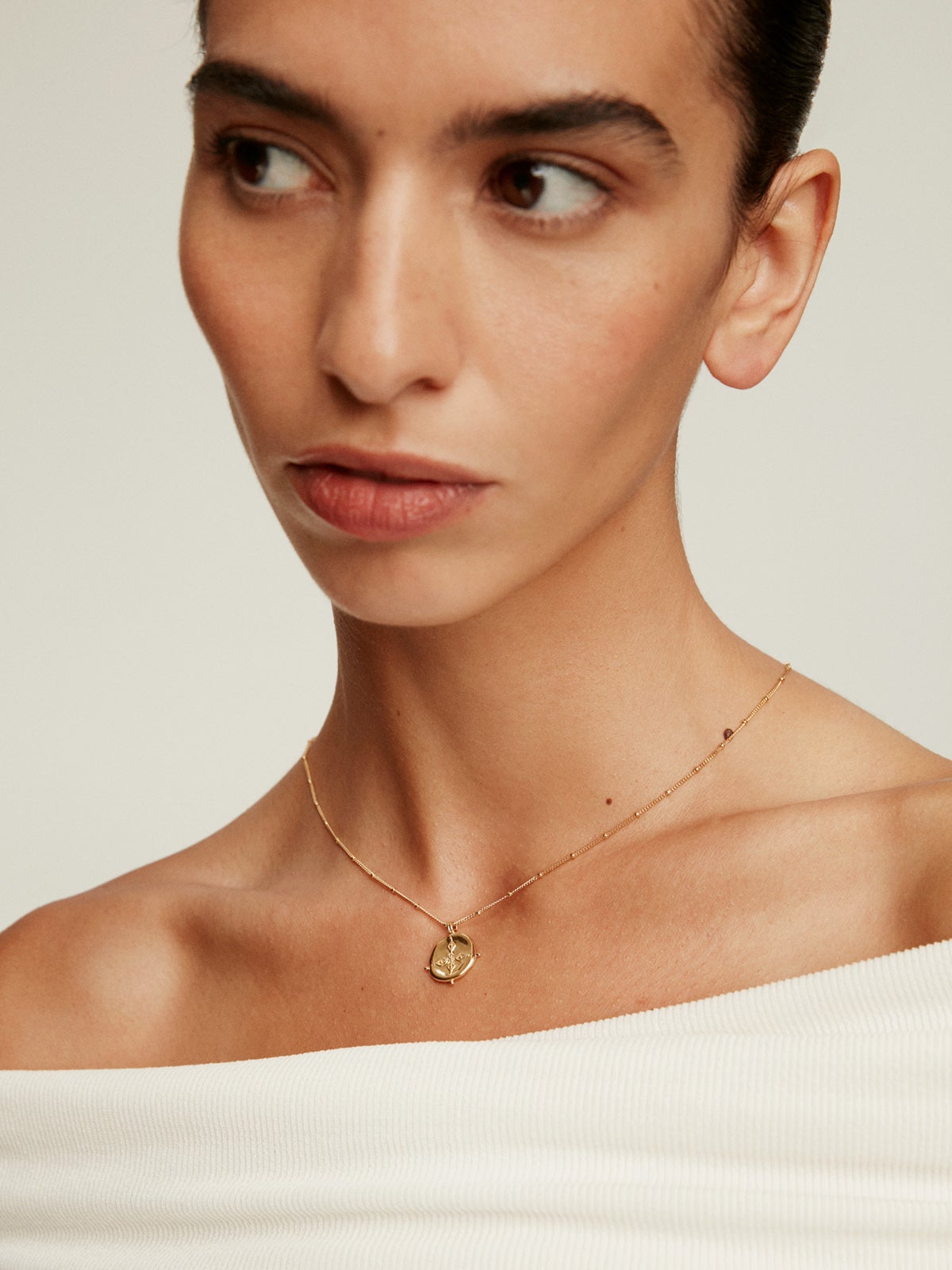 Colgante de plata 925 bañada en oro amarillo de 18K con medalla estilo antiguo