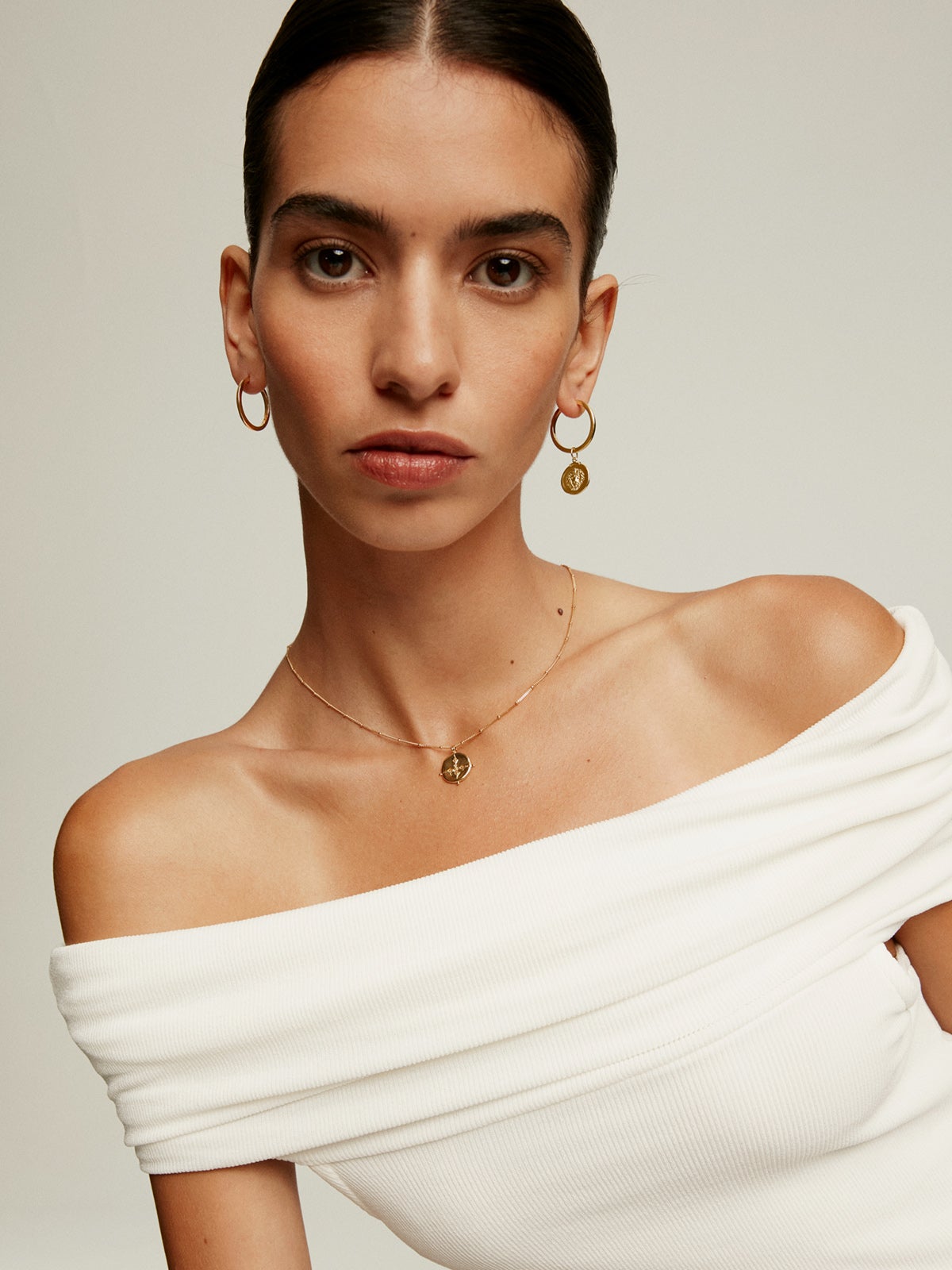 Colgante de plata 925 bañada en oro amarillo de 18K con medalla estilo antiguo