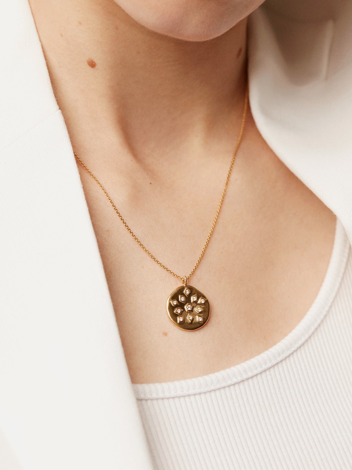 Colgante de plata 925 bañada en oro amarillo de 18K con medalla y topacios blancos