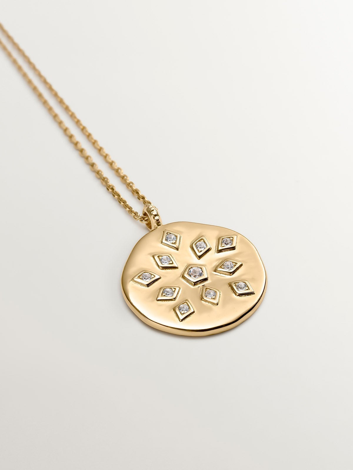 Colgante de plata 925 bañada en oro amarillo de 18K con medalla y topacios blancos