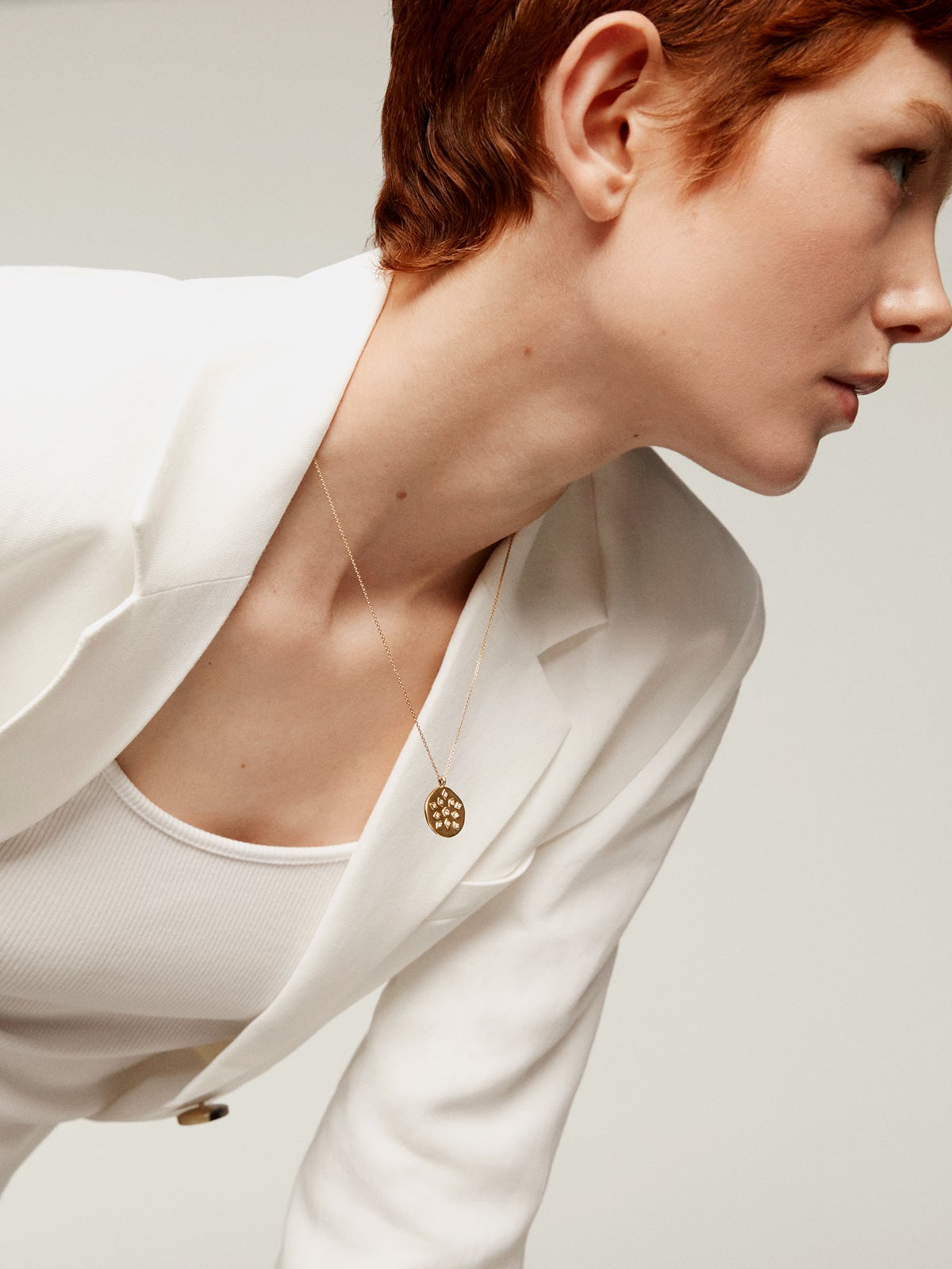 Colgante de plata 925 bañada en oro amarillo de 18K con medalla y topacios blancos