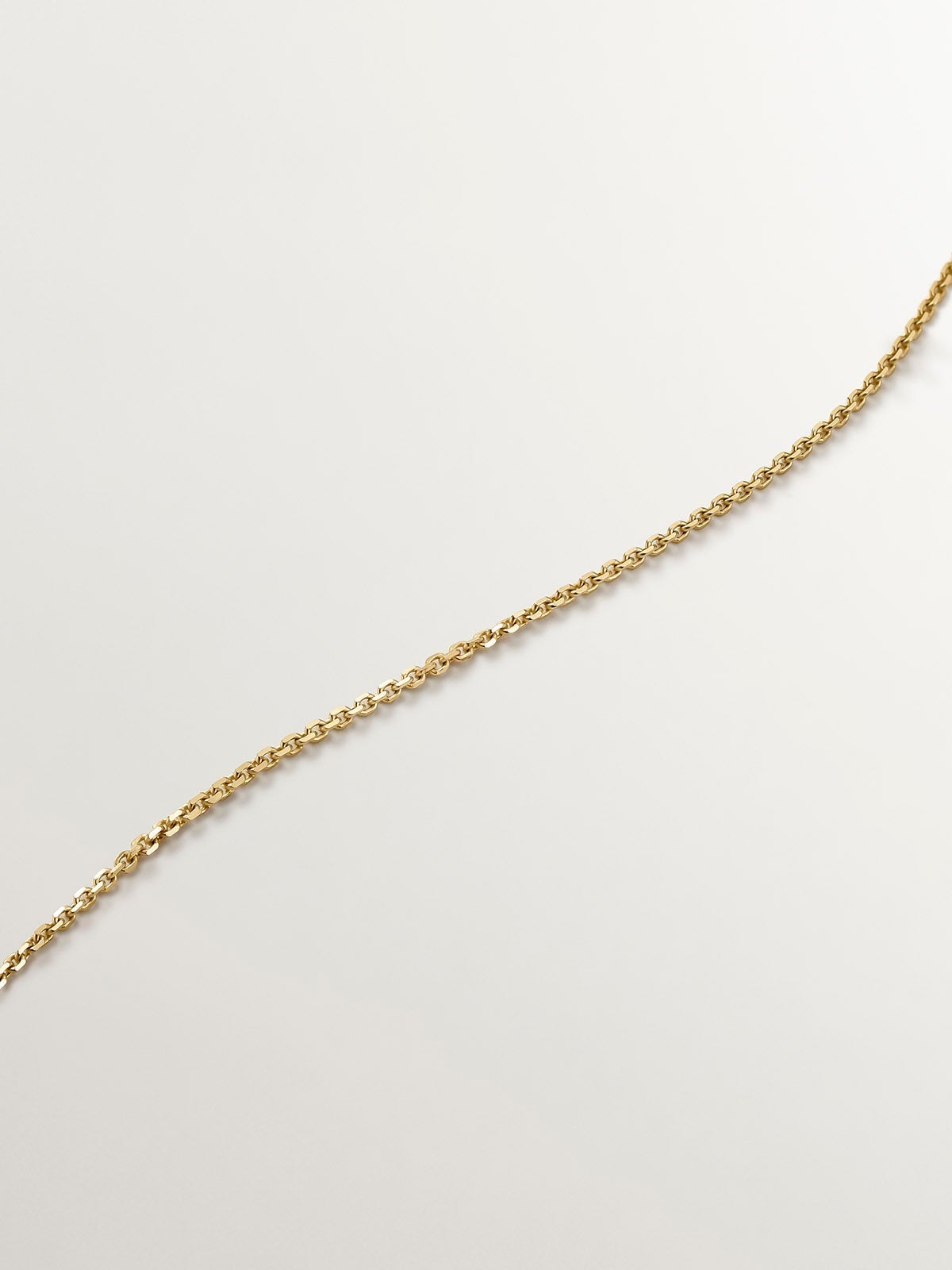 Colgante de plata 925 bañada en oro amarillo de 18K con medalla y topacios blancos