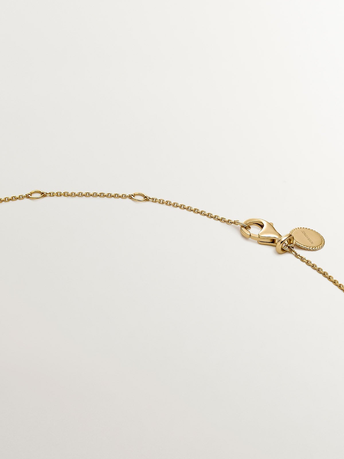 Colgante de plata 925 bañada en oro amarillo de 18K con medalla y topacios blancos