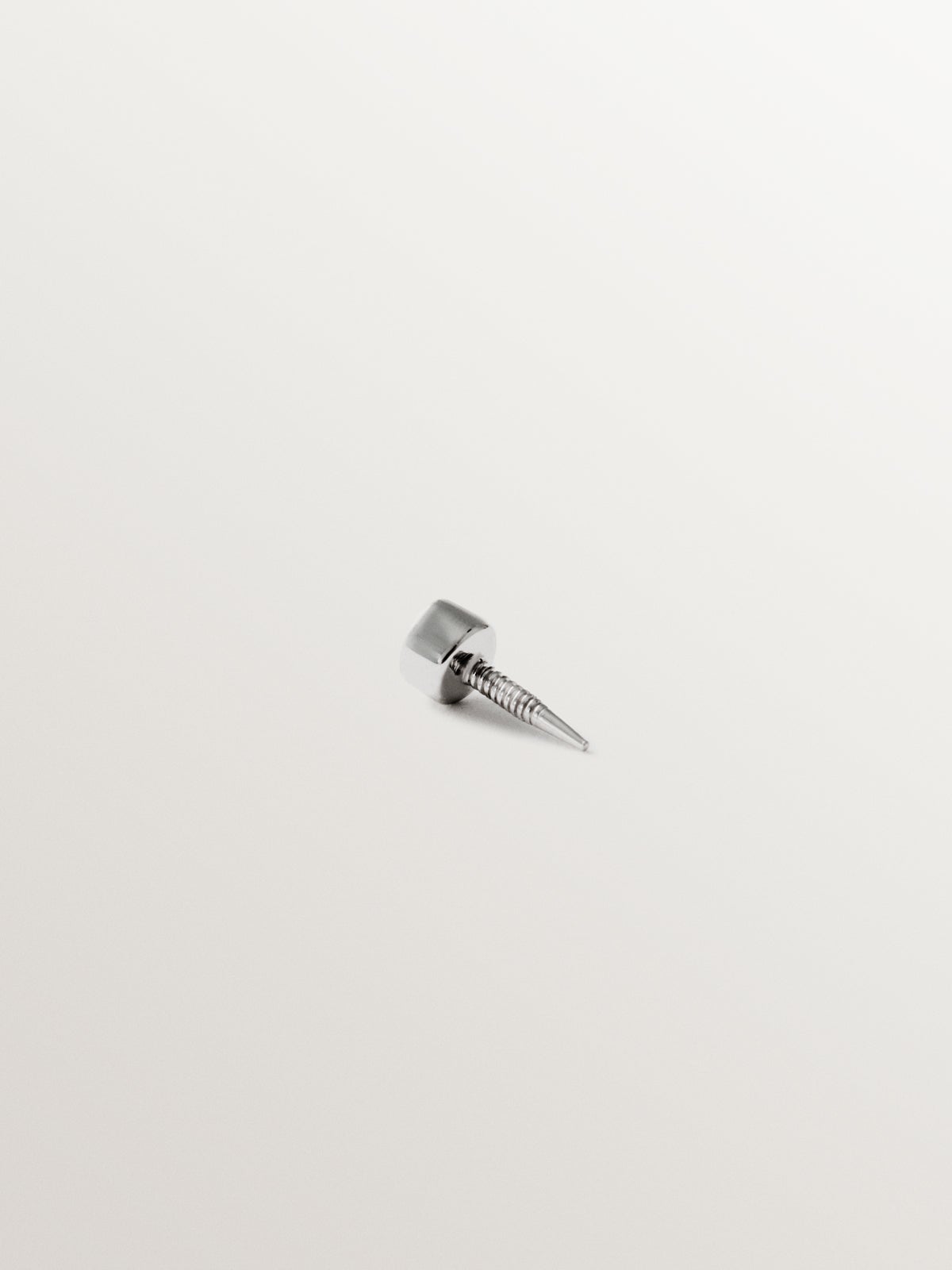 Piercing solitario de oro blanco de 18K con diamante 0,014 cts