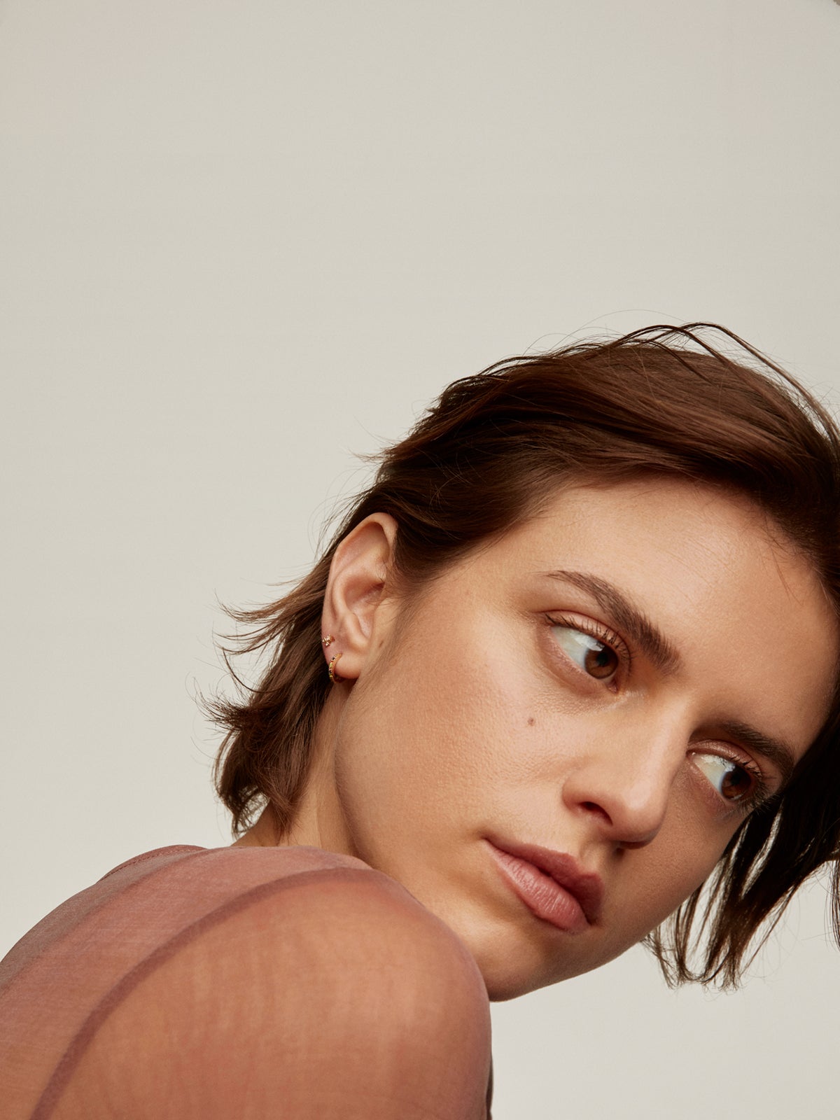 Pendiente individual de aro de oro amarillo de 9K con tsavoritas y zafiros multicolor