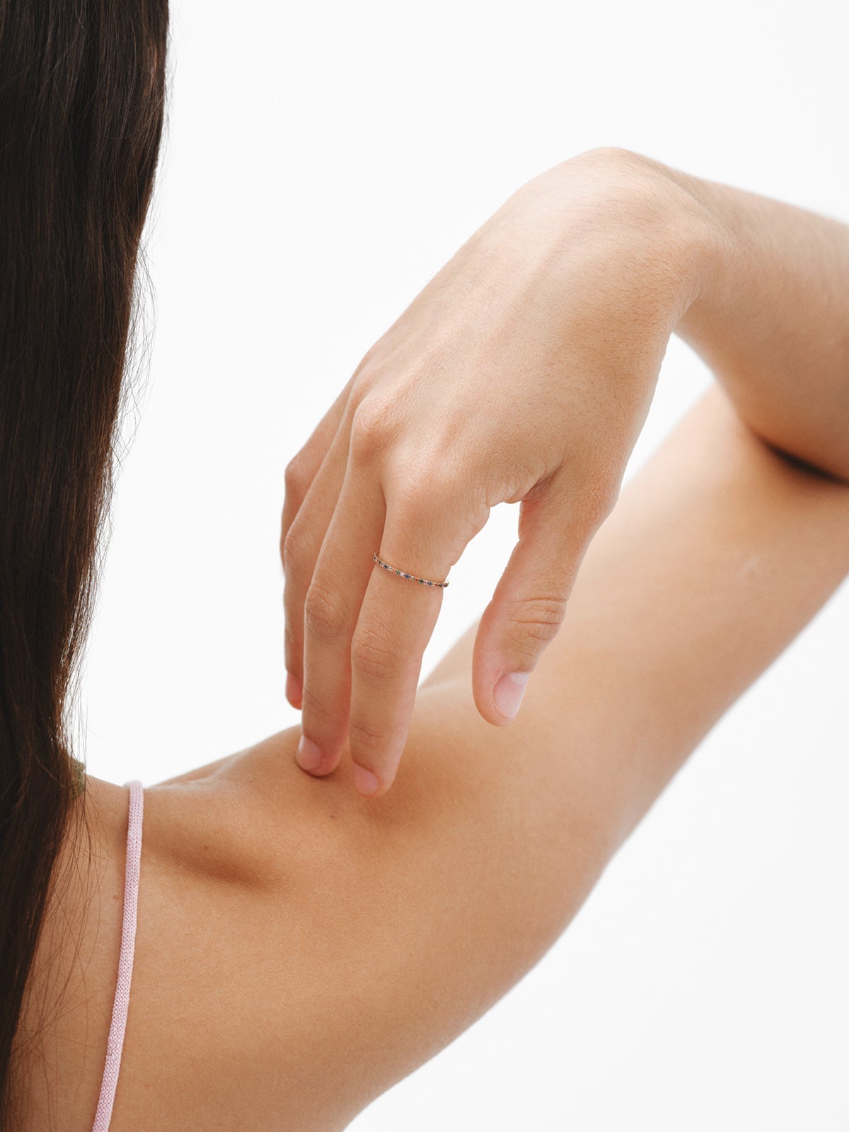 Anillo de oro amarillo de 9K con tsavoritas y zafiros multicolor