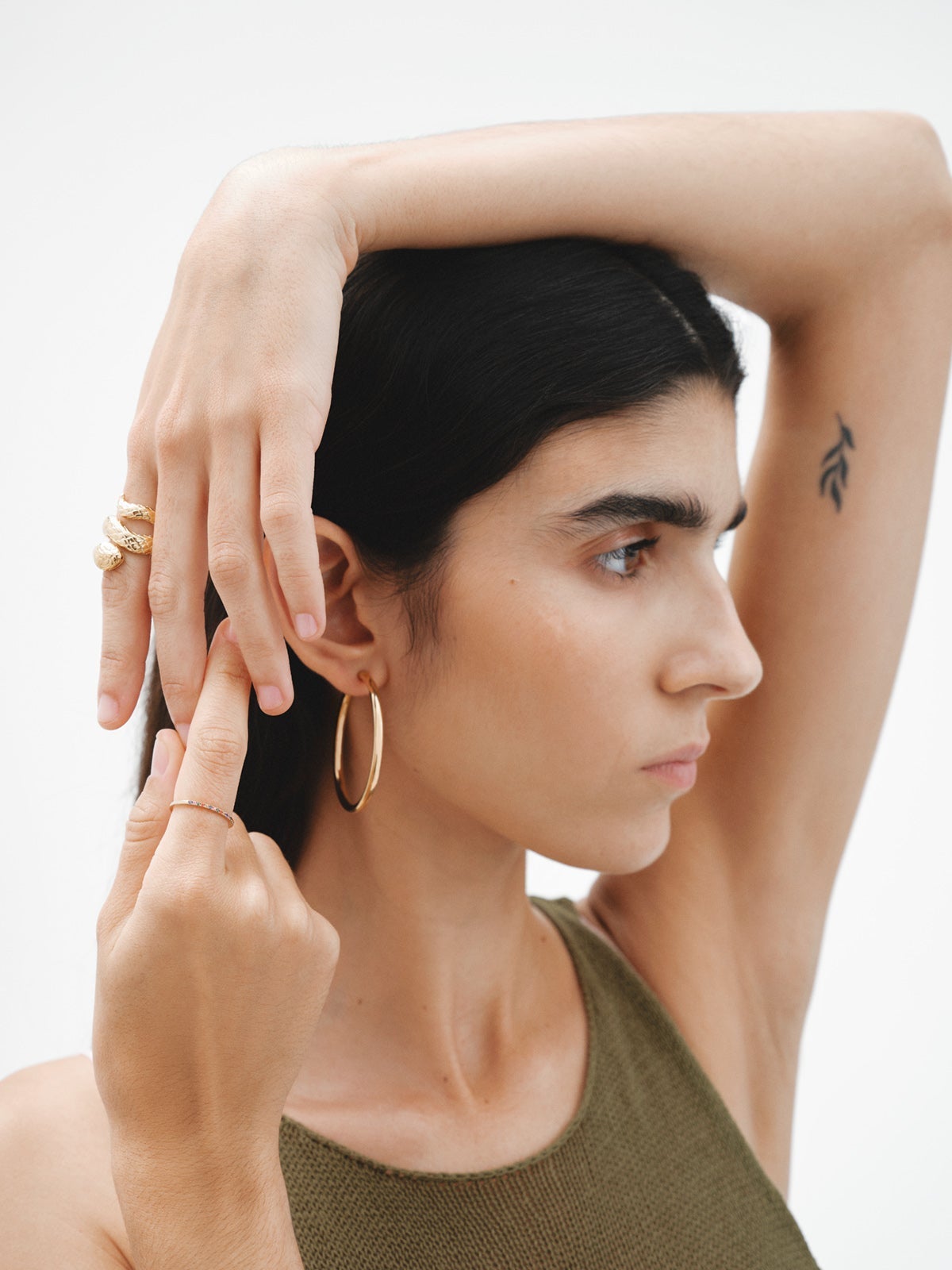 Anillo de oro amarillo de 9K con tsavoritas y zafiros multicolor