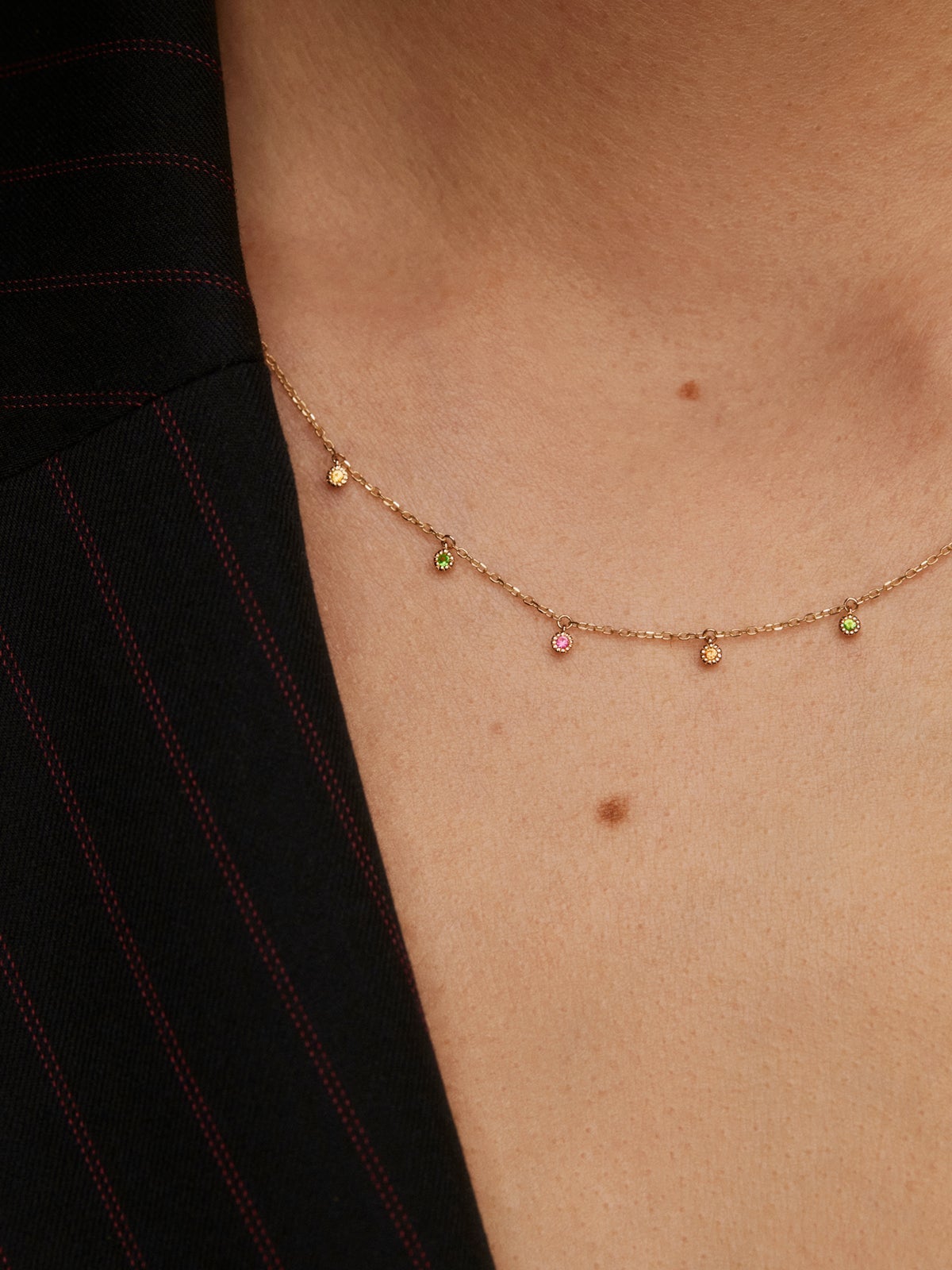 Collar de oro amarillo de 9K con tsavoritas y zafiros multicolor
