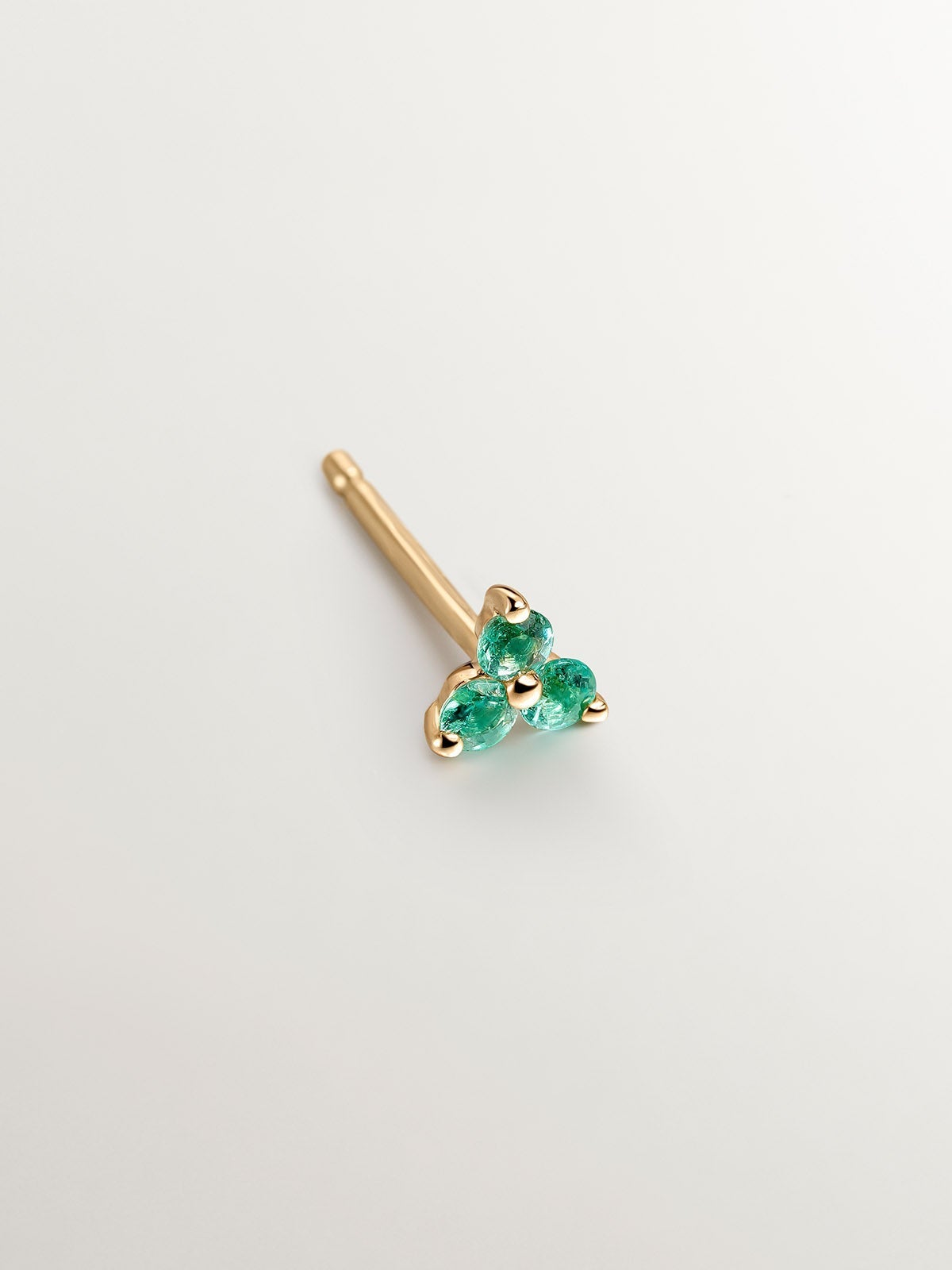 Pendiente individual de oro amarillo de 9K con trébol de esmeraldas