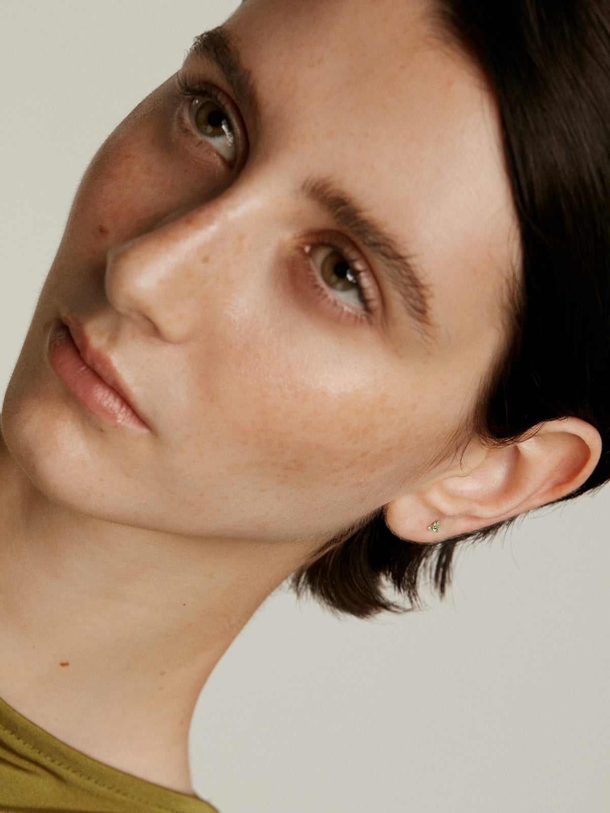 Pendiente individual de oro amarillo de 9K con trébol de esmeraldas