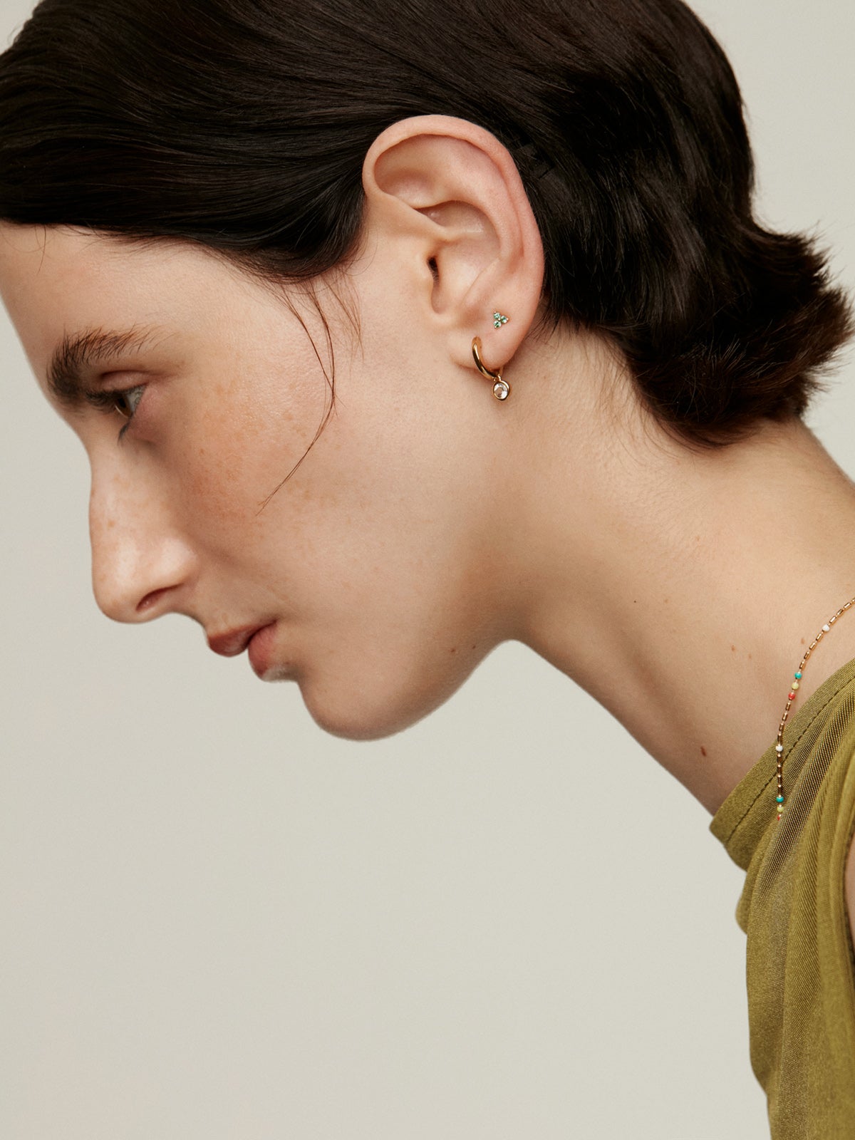 Pendiente individual de oro amarillo de 9K con trébol de esmeraldas