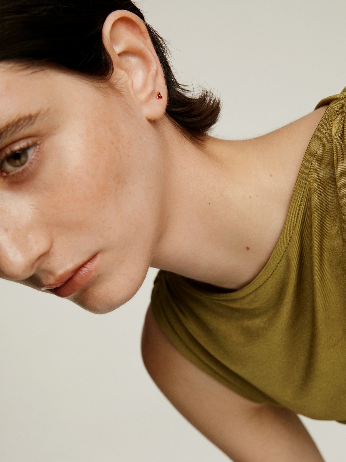 Pendiente individual de oro rosa de 9K con rubíes