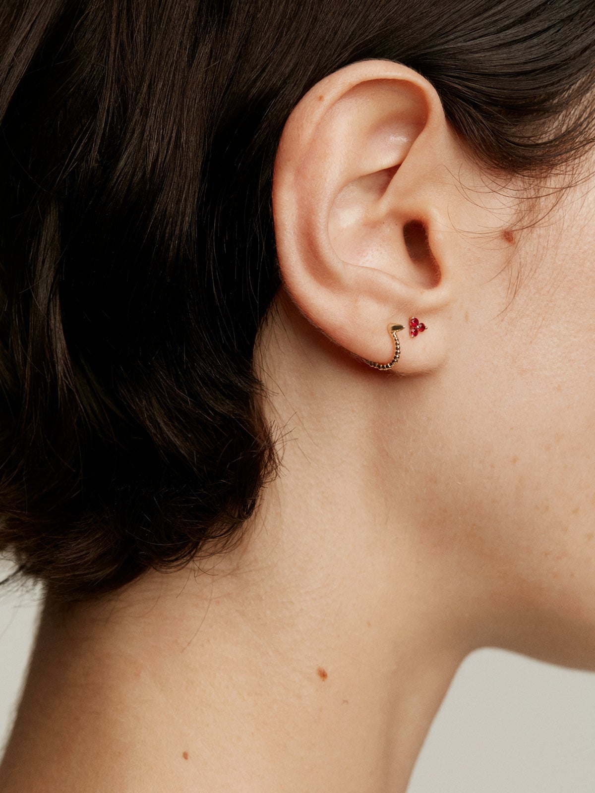 Pendiente individual de oro rosa de 9K con rubíes