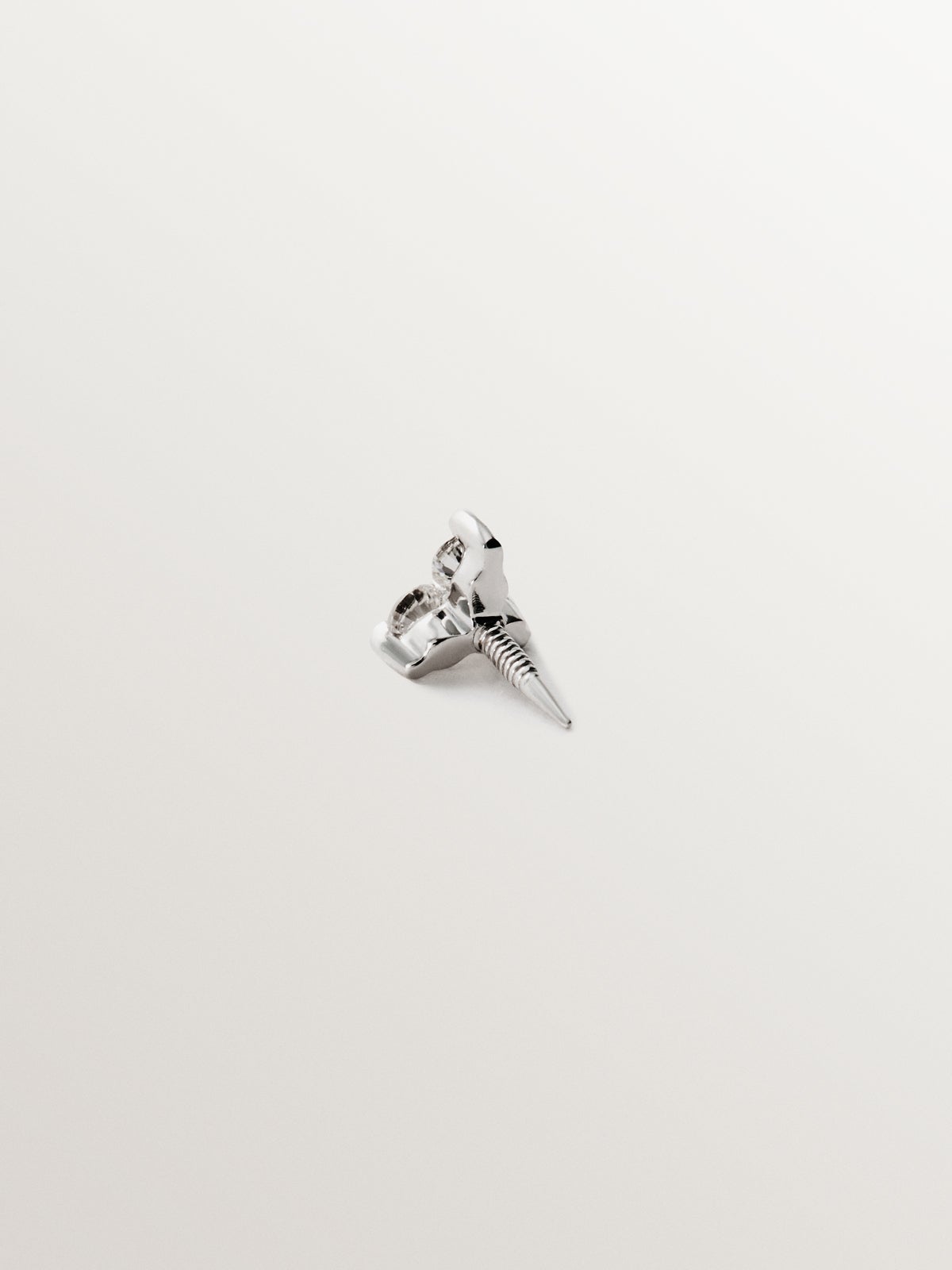 Piercing de oro blanco de 18k con trébol de diamantes