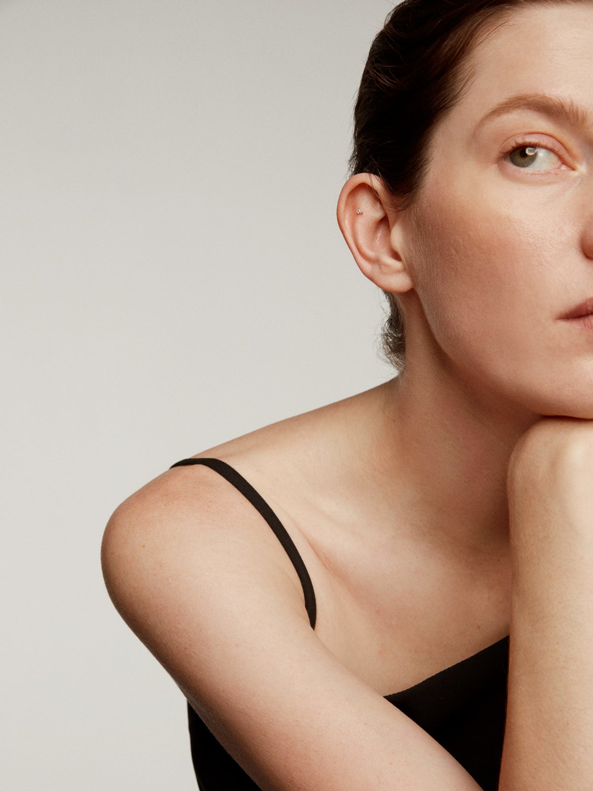 Piercing de oro blanco de 18k con trébol de diamantes