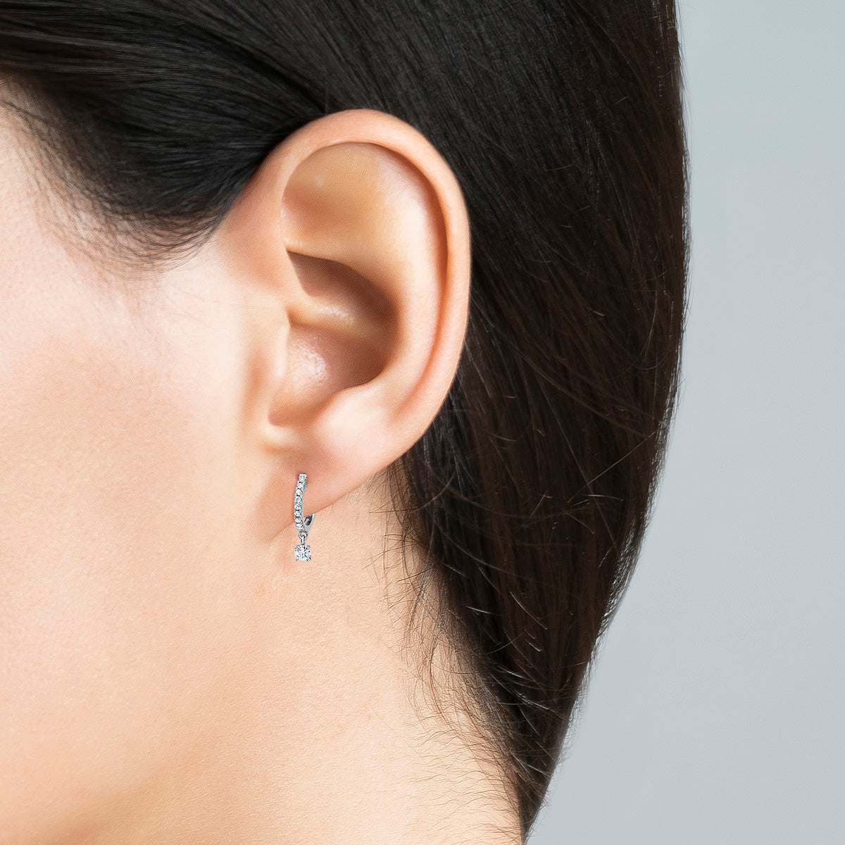 Pendiente individual de aro pequeño de oro blanco de 18K con diamantes 1,9 cts