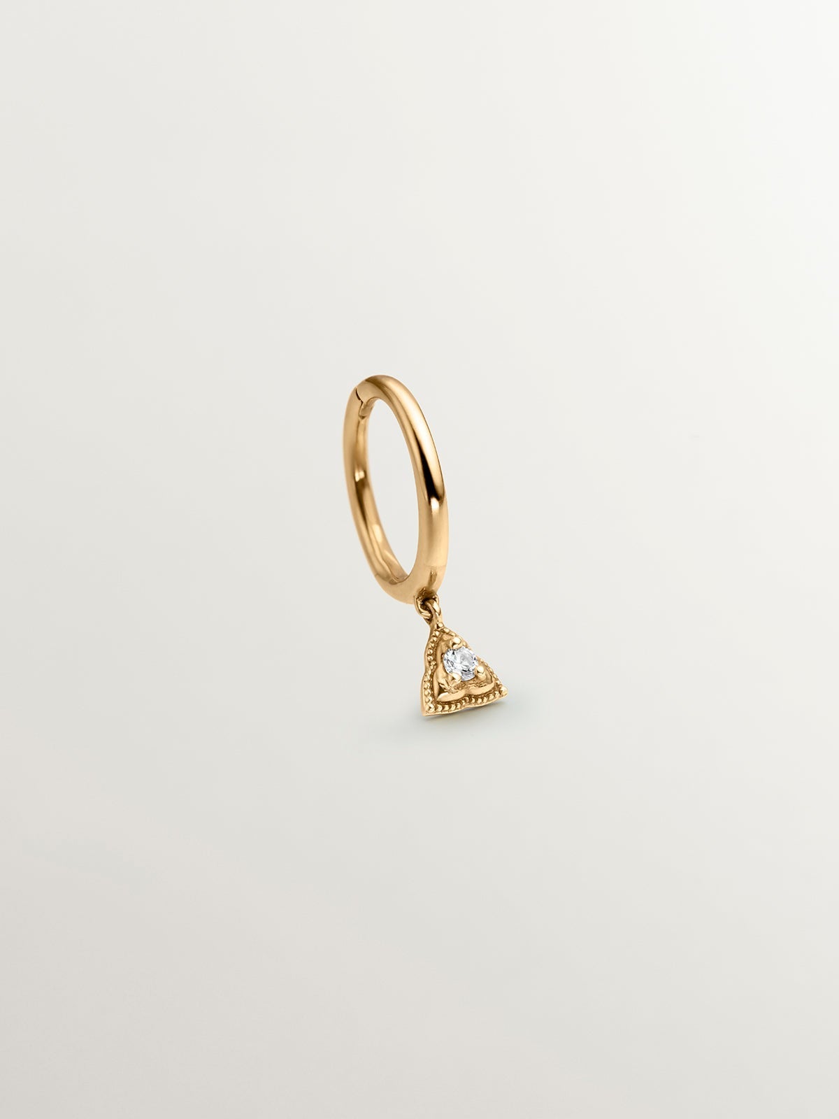 Pendiente individual de aro de oro amarillo de 9K con triángulo y topacio blanco