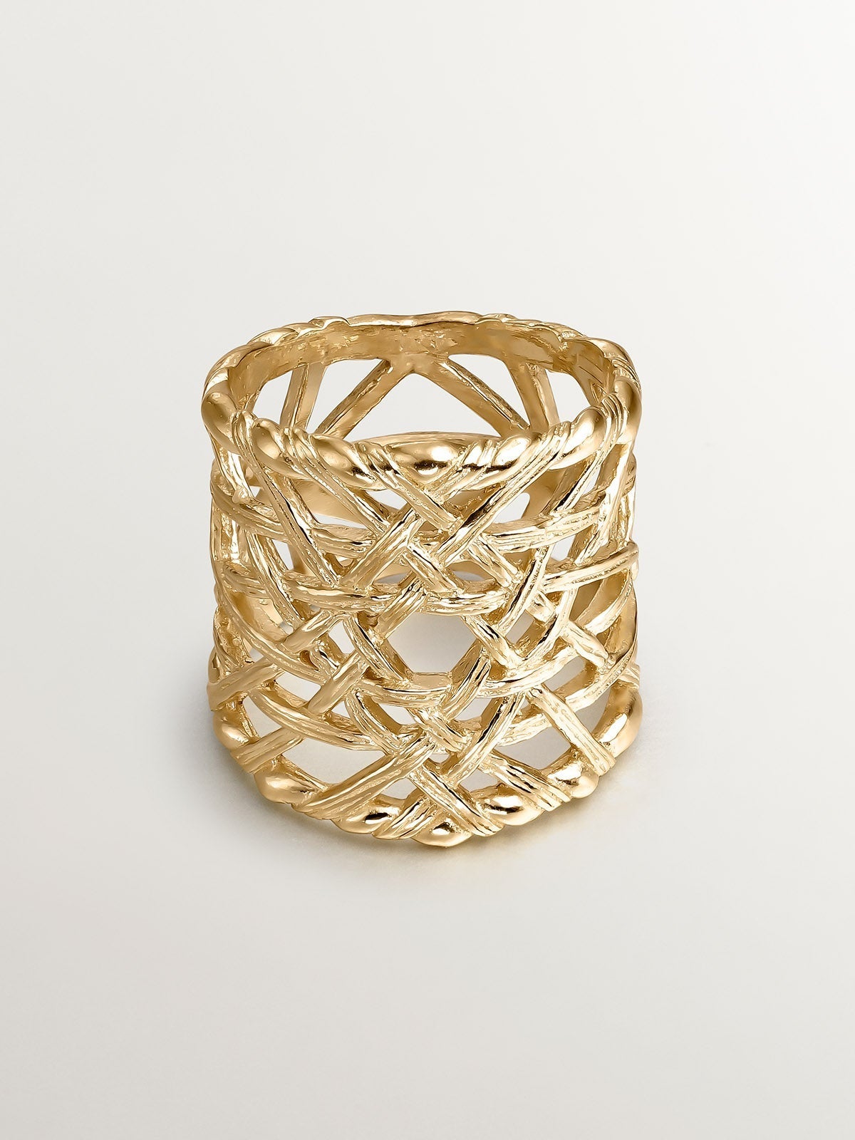 Anillo ancho de plata 925 bañada en oro amarillo de 18K con textura mimbre