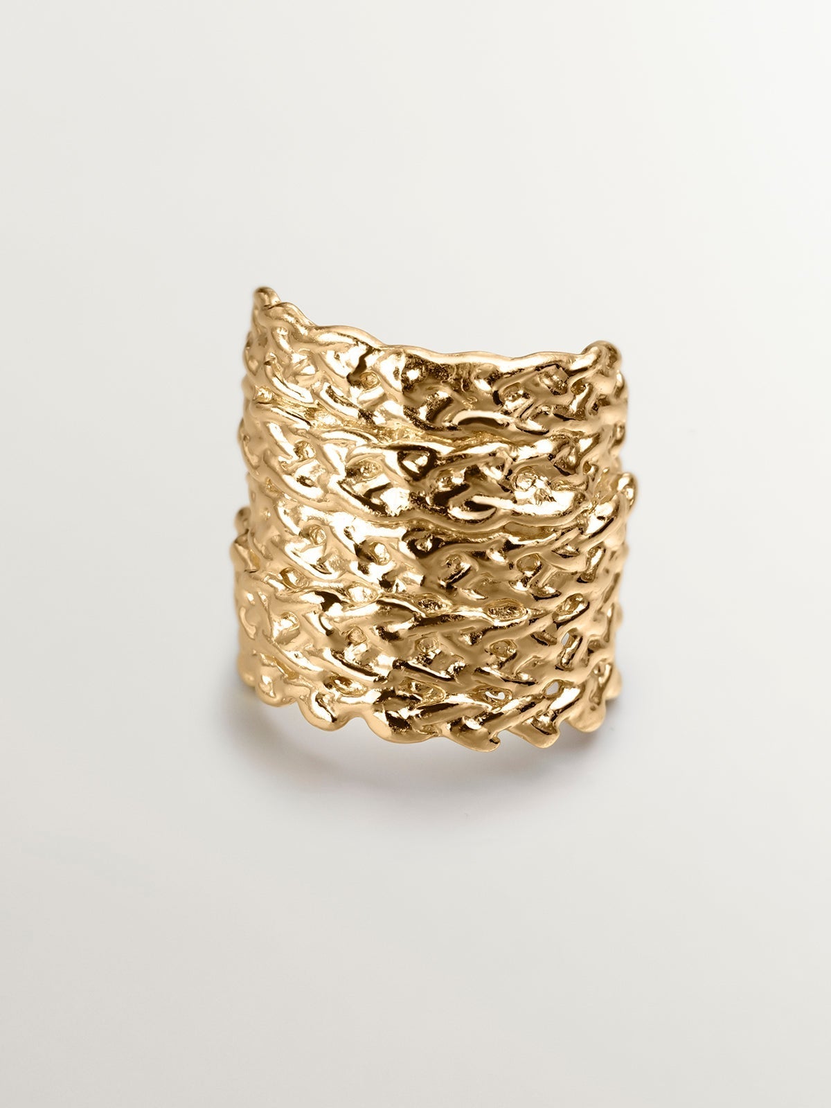 Anillo ancho de plata 925 bañada en oro amarillo de 18k con textura de mimbre