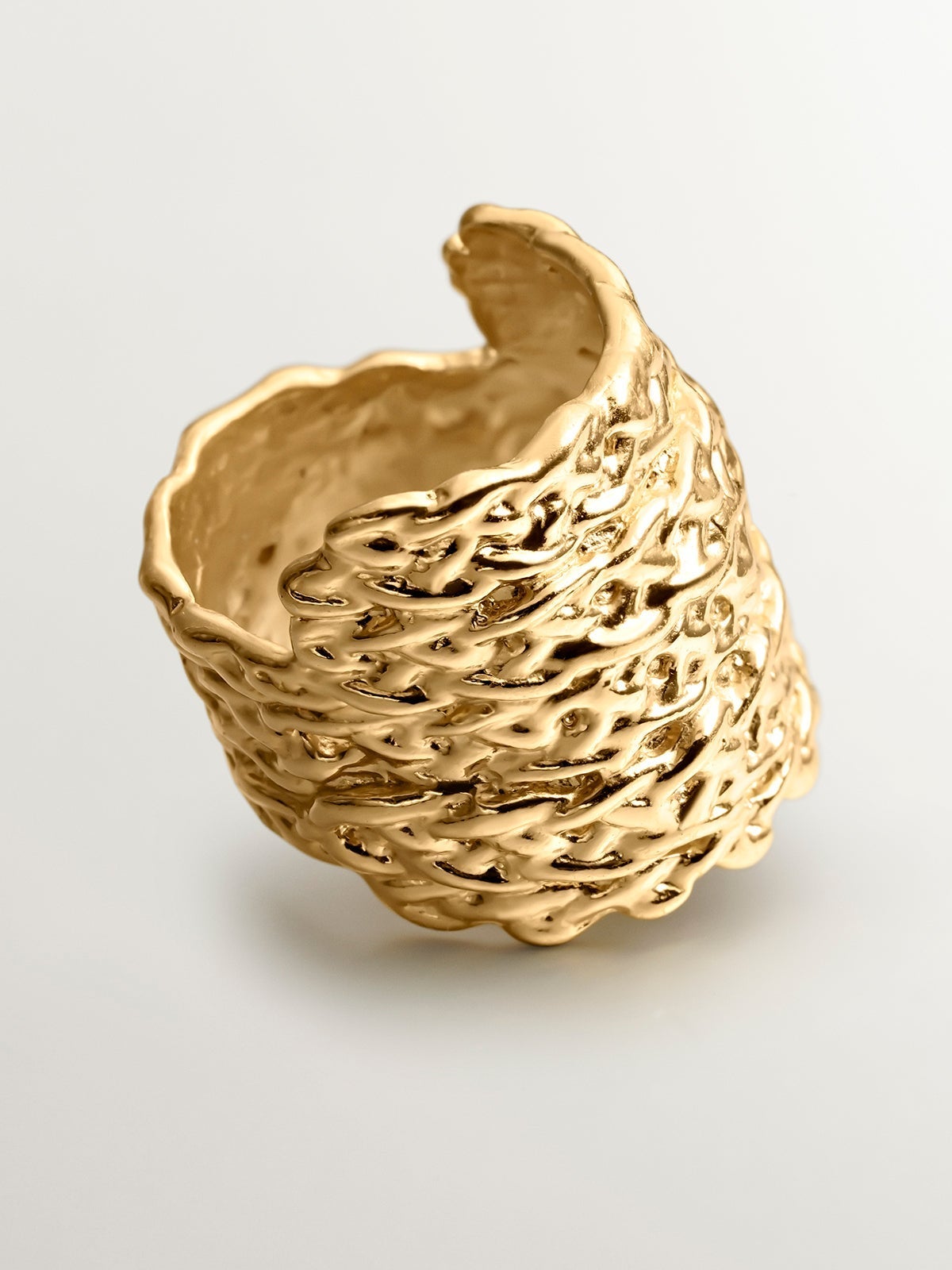 Anillo ancho de plata 925 bañada en oro amarillo de 18k con textura de mimbre