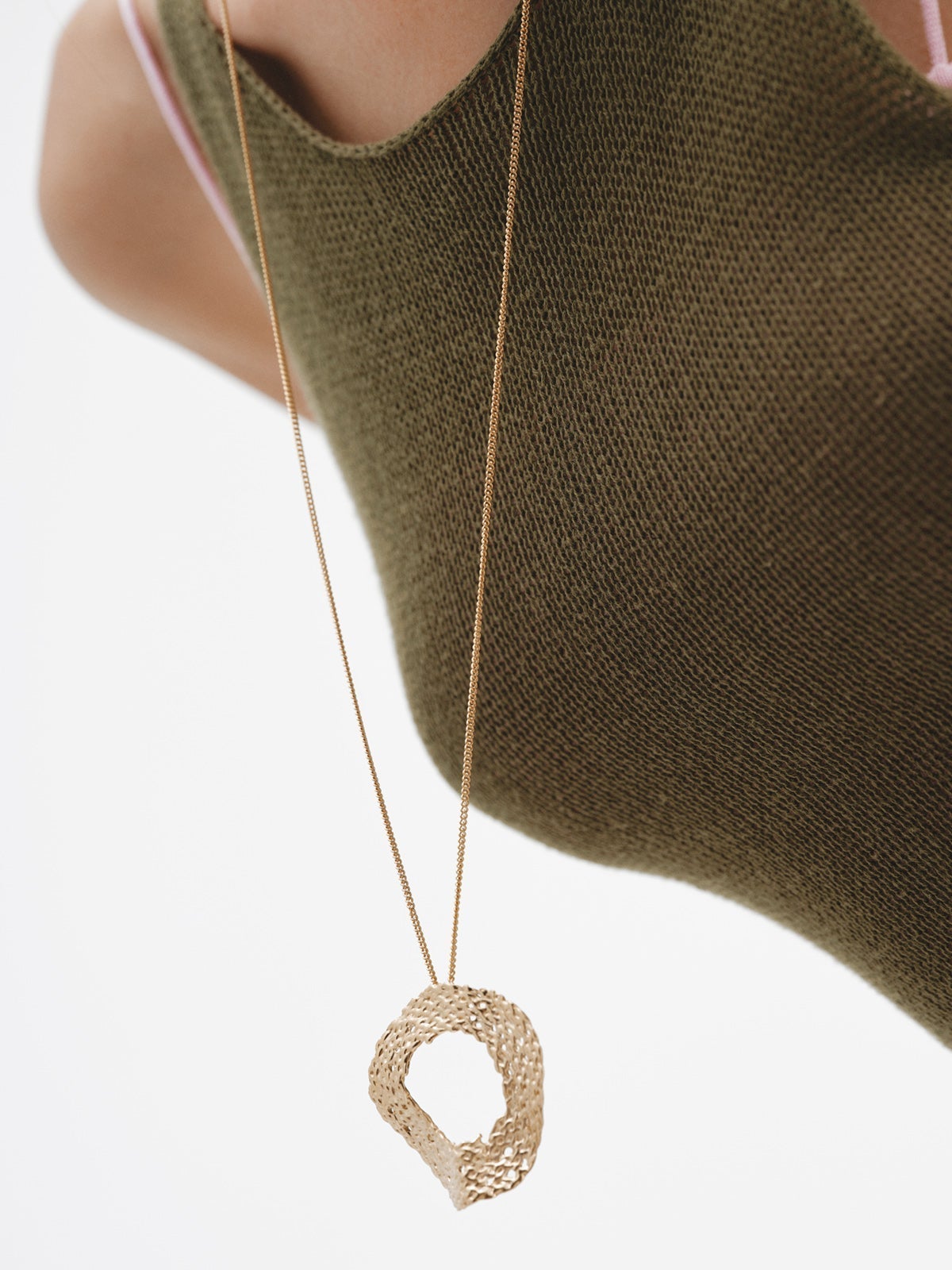 Colgante de plata 925 bañada en oro amarillo de 18K con textura mimbre