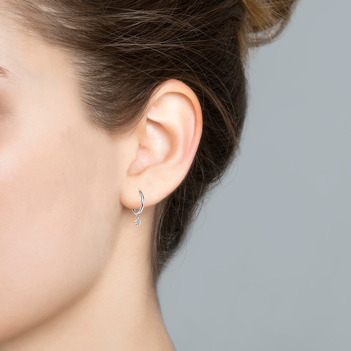 Pendiente individual de aro pequeño de oro blanco de 18K con diamante 0,08 cts