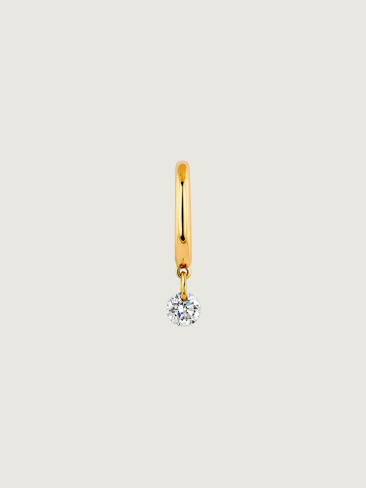 Pendiente individual de aro pequeño de oro amarillo de 18K con diamante 0,08 cts