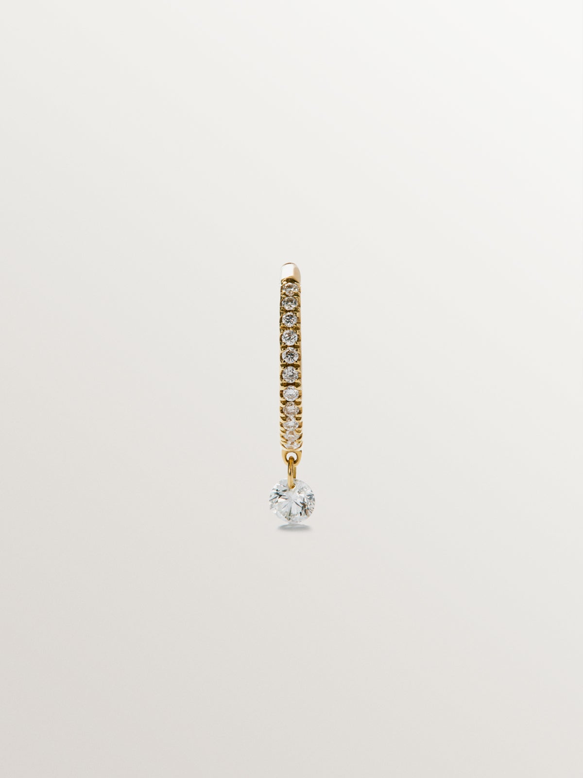 Pendiente individual de aro pequeño de oro amarillo de 18K con diamantes