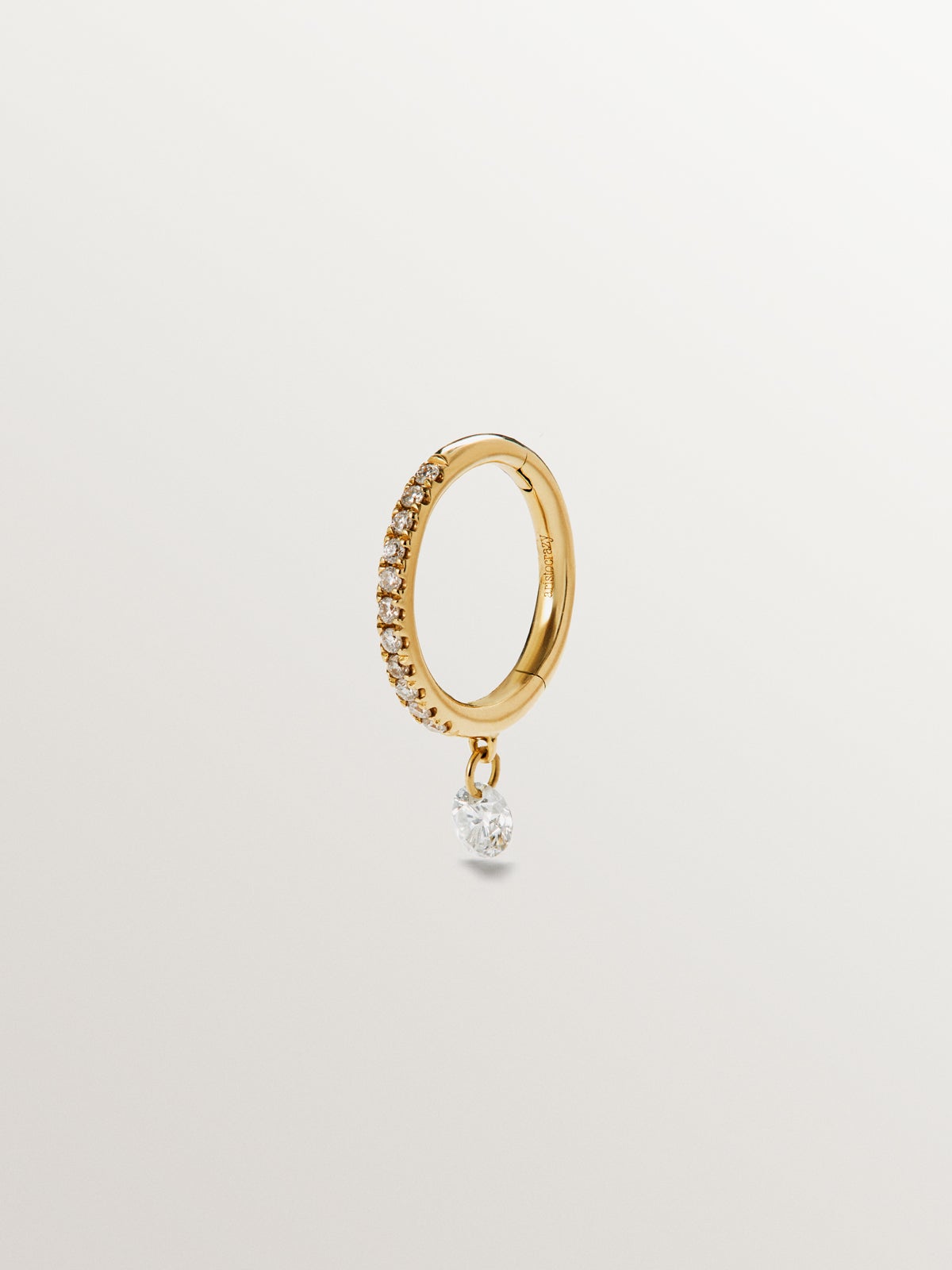 Pendiente individual de aro pequeño de oro amarillo de 18K con diamantes