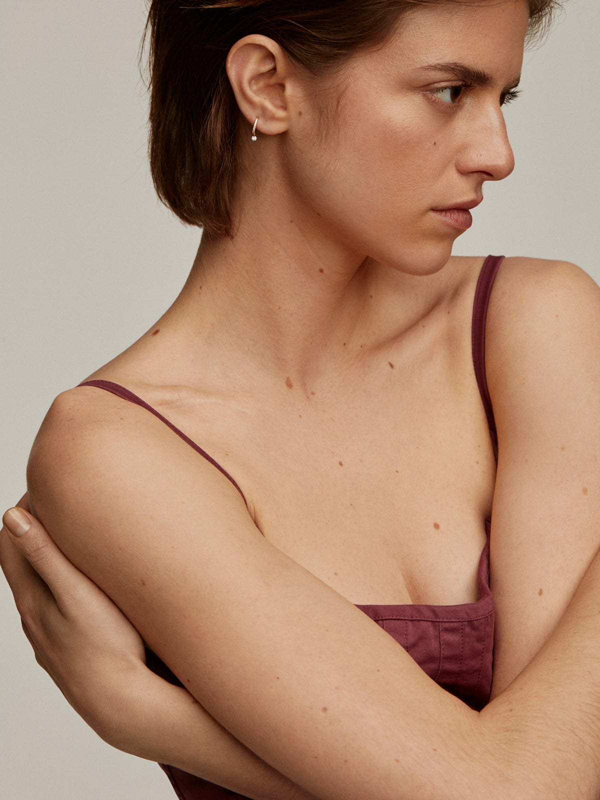 Pendiente individual de aro pequeño de oro amarillo de 18K con diamantes