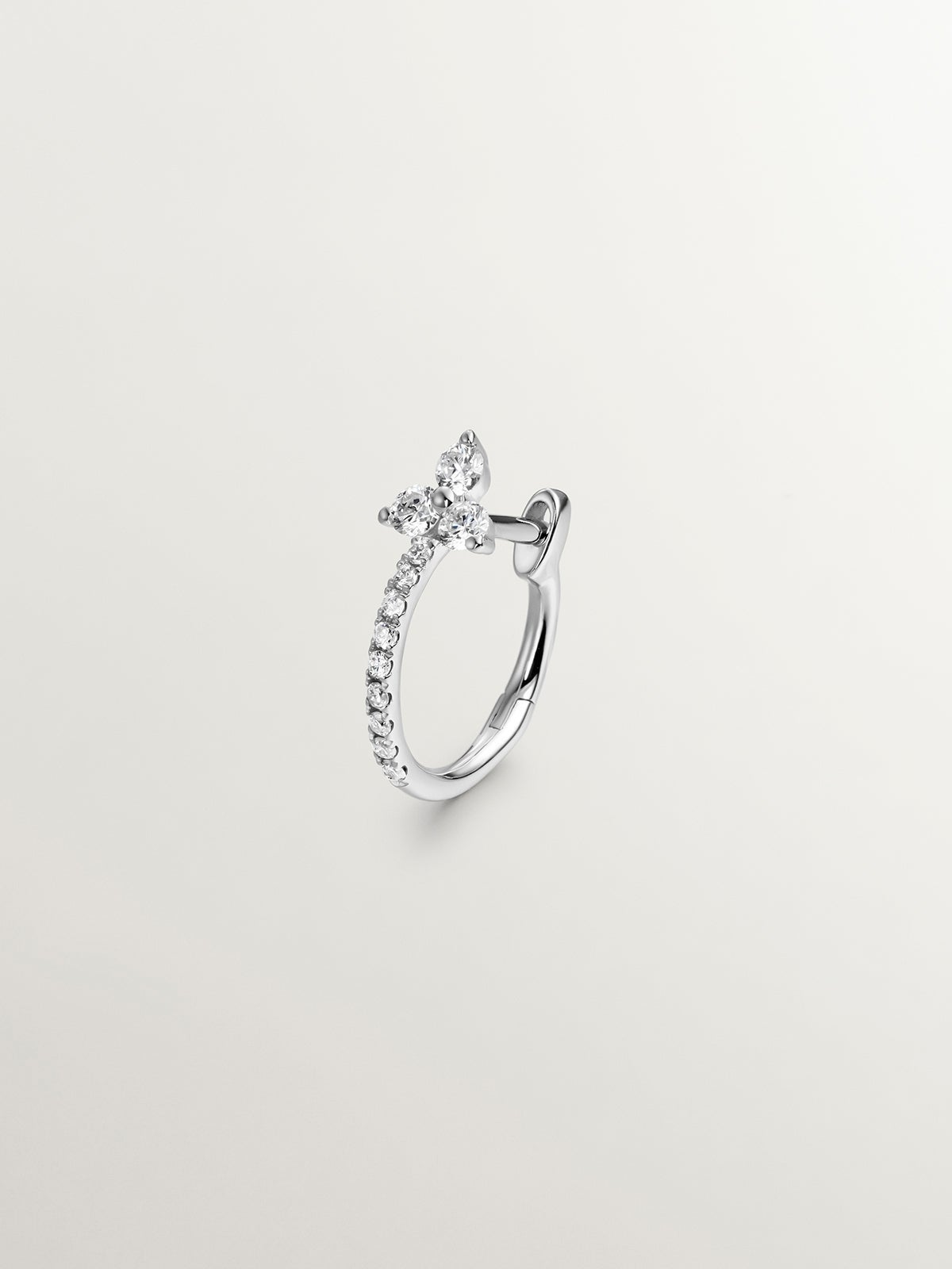 Pendiente individual pequeño de aro de oro blanco de 18K con diamantes