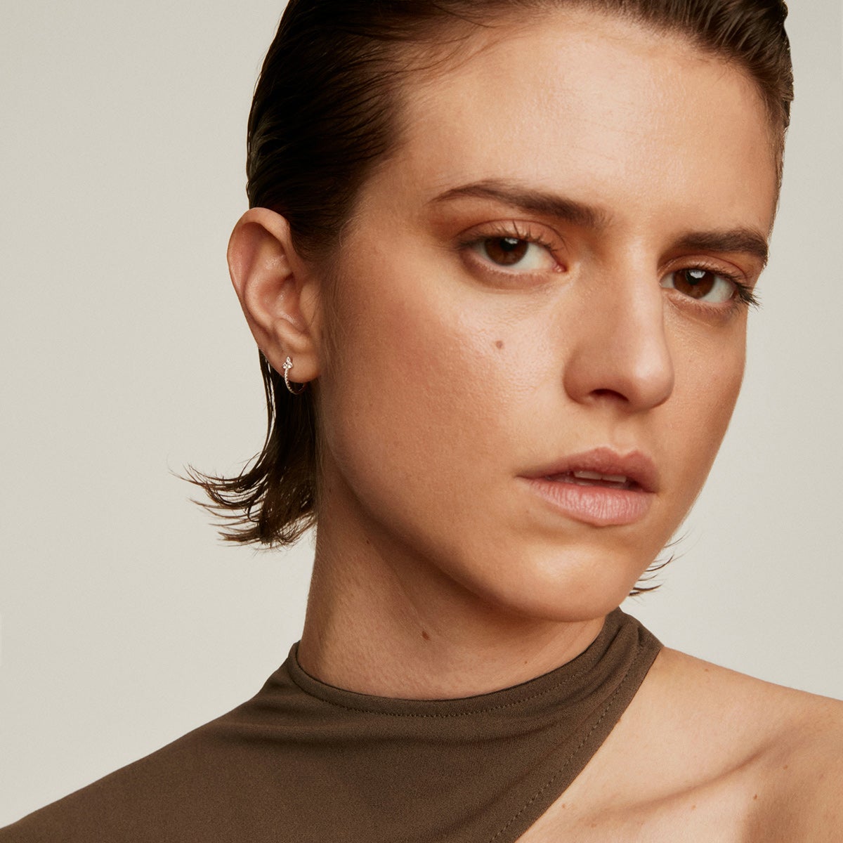 Pendiente individual pequeño de aro de oro blanco de 18K con diamantes