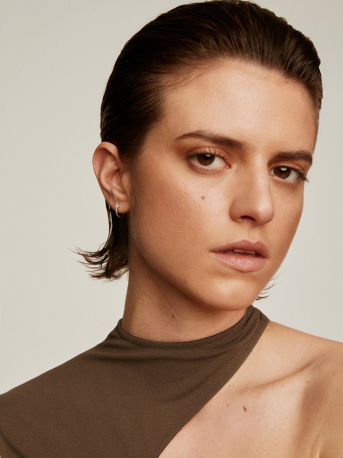 Pendiente individual pequeño de aro de oro blanco de 18K con diamantes