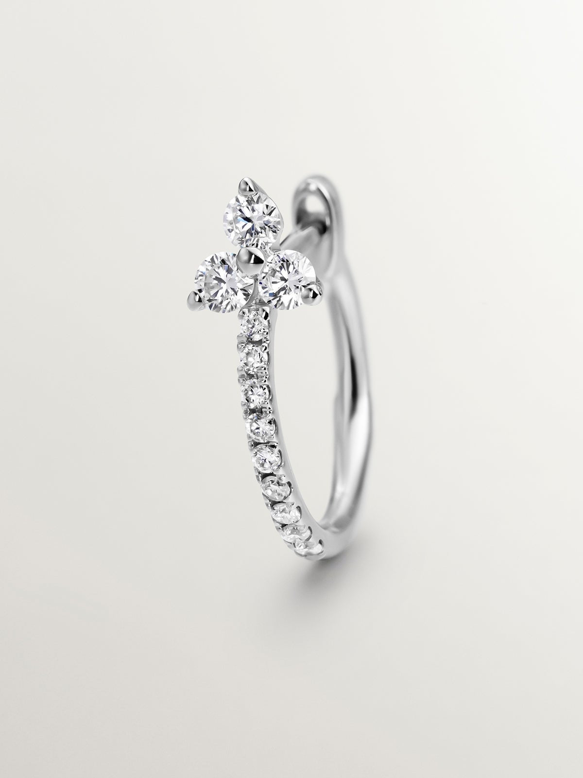 Pendiente individual pequeño de aro de oro blanco de 18K con diamantes